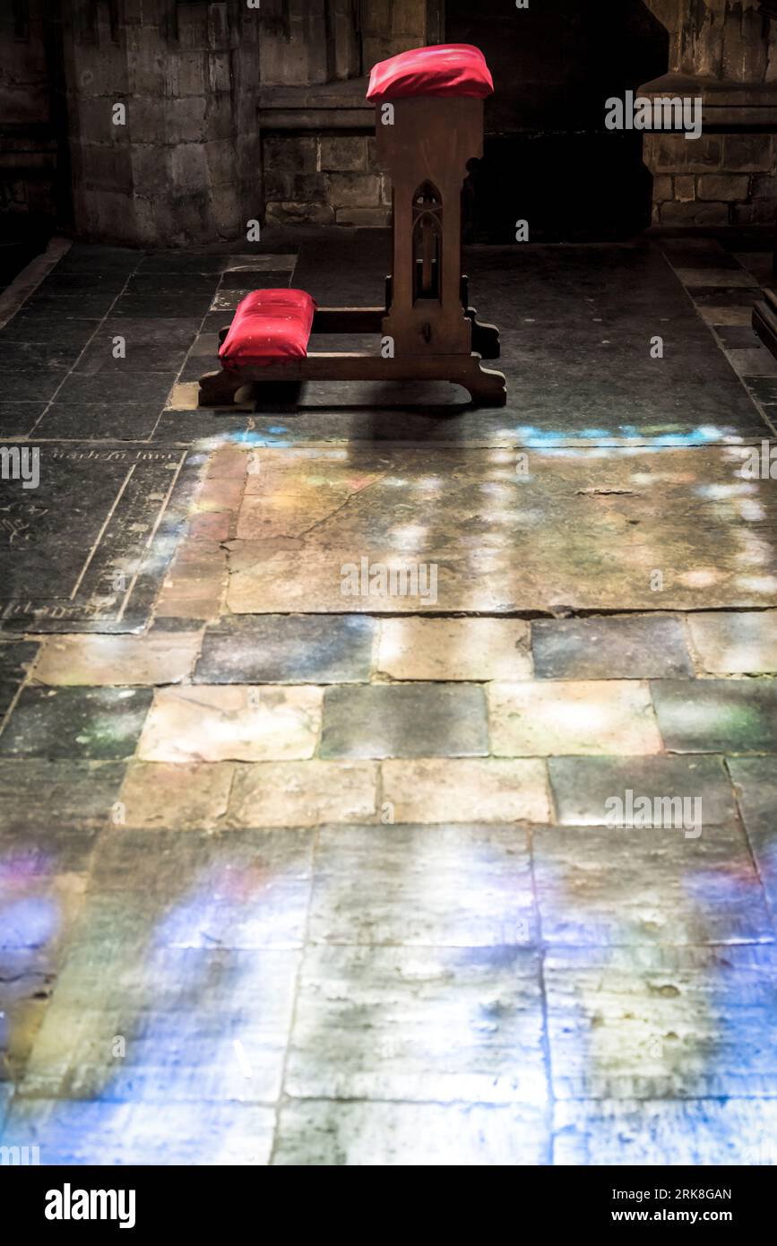 Knier- und Buntglasreflexe auf dem Boden in einer Kirche in Brüssel, Belgien Stockfoto