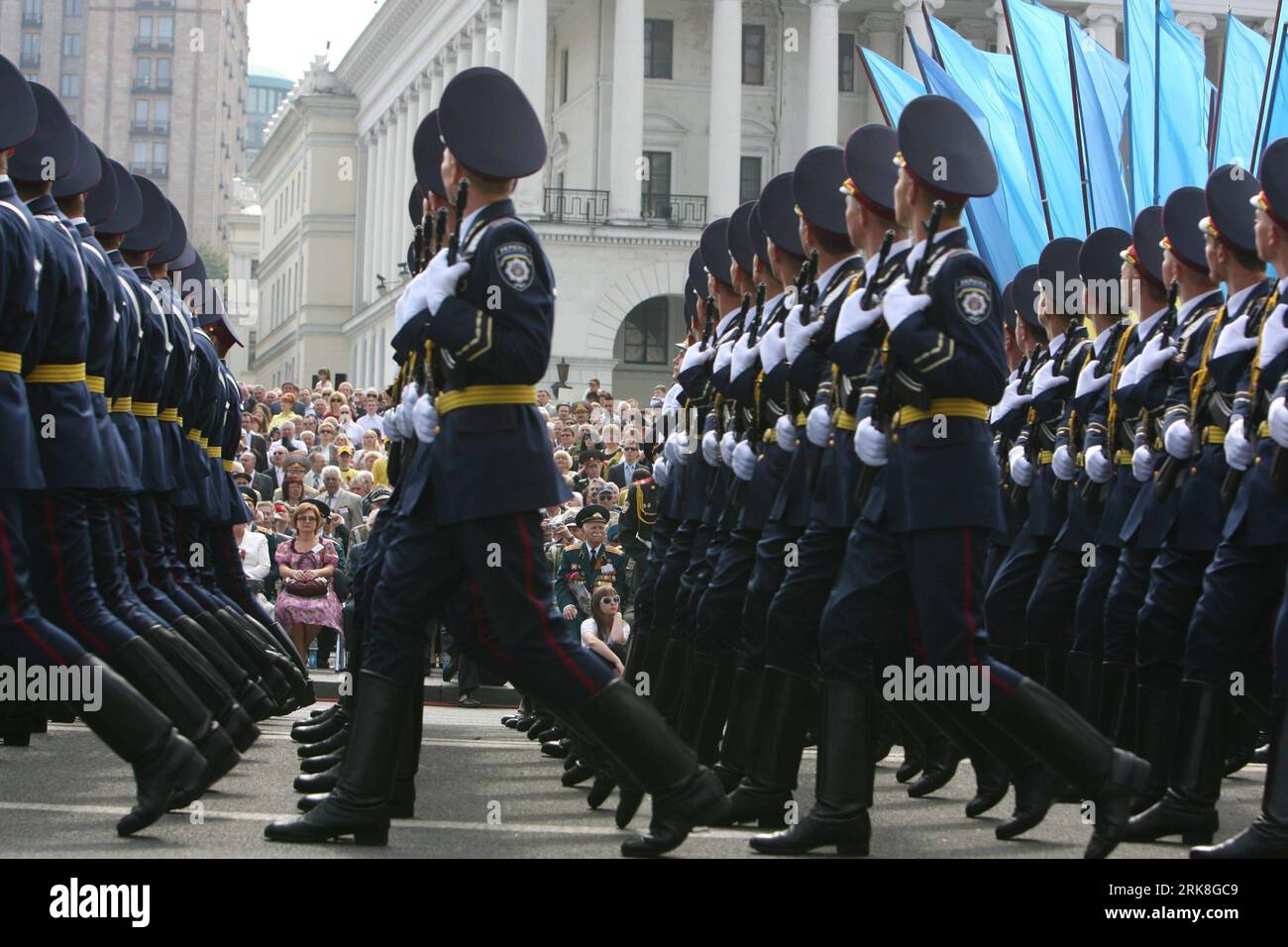 Bildnummer: 54036444 Datum: 09.05.2010 Copyright: imago/Xinhua (100509) -- KIEW, 9. Mai 2010 (Xinhua) -- Soldaten marschieren während einer Militärparade, um den 65. Jahrestag des Sieges über Nazi-Deutschland im Zweiten Weltkrieg in Kiew, der Hauptstadt der Ukraine, am 9. Mai 2009 zu feiern. (Xinhua/Song Zongli) (jl) (3)UKRAINE-KIEW-VICTORY-DAY-PARADE PUBLICATIONxNOTxINxCHN Gesellschaft Jahrestag Jubiläum Kriegsende Zweiter 2 Weltkrieg kbdig xsp 2010 quer o00 Militär, Militärparade, Soldat Bildnummer 54036444 Datum 09 05 2010 Copyright Imago XINHUA Kiew 9. Mai 2010 XINHUA Soldaten im Militärmarsch Stockfoto