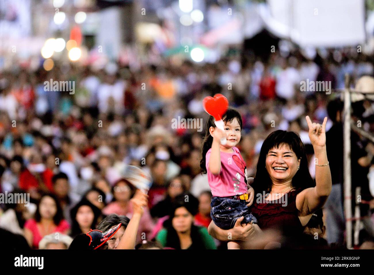 Bildnummer: 54038799  Datum: 10.05.2010  Copyright: imago/Xinhua (100510) -- BANGKOK, May 10, 2010 (Xinhua) -- Members of Thailand s anti-government United front for Democracy against Dictatorship (UDD) group or red-shirts attend a rally in Bangkok, capital of Thailand, May 10, 2010. The anti-government UDD announced Monday that they agreed with the Prime Minister s offer to dissolve the House of Representatives any day during Sept. 15 to 30 and to hold a new general election on Nov. 14. (Xinhua/Lui Siu Wai) (msq) (4)THAILAND-BANGKOK-RED SHIRT-HOUSE-DISSOLUTION-AGREEMENT PUBLICATIONxNOTxINxCHN Stockfoto