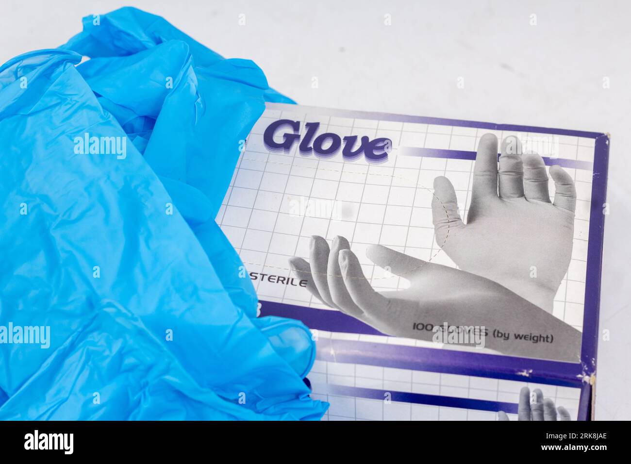 Blaue Handschuhe für den Gesundheitsschutz isoliert auf weißem Hintergrund. Medizinische Nitrilhandschuhe. Herstellung von Gummihandschuhen, Latexhandschuhen. Schutzhandschuhe Stockfoto