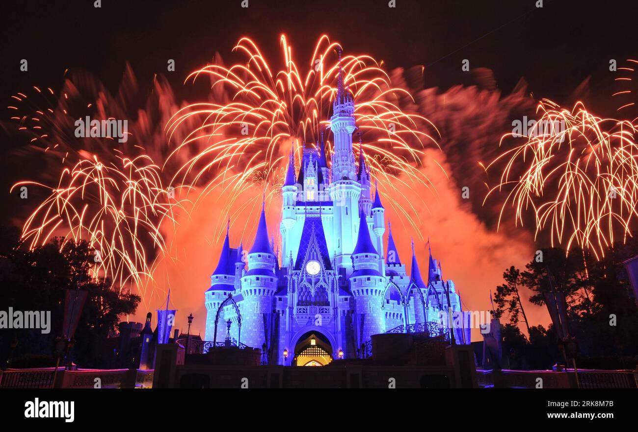 (100517) -- ORLANDO, 17. Mai 2010 (Xinhua) -- Feuerwerk wird im Disney's Magic Kingdom Park während einer Willkommensveranstaltung vor dem Internationalen Kriegsgefangenenwettbewerb 2010 in Orlando, Florida, USA, am 16. Mai 2010 gezeigt. Auf dem jährlich führenden internationalen Marktplatz für Reisen in die USA werden mehr als 1.000 US-amerikanische Reiseorganisationen und weltweit tätige Reiseveranstalter vertreten sein. (Xinhua/Zhang Jun) (zx) (1)U.S.-ORLANDO-DISNEYLAND-POW WOW PUBLICATIONxNOTxINxCHN Stockfoto