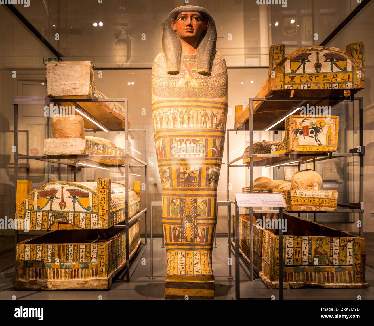 Turin, Italien - Juni 2022: Ägyptisches Museum, Mumienraum der drei Systers, 772 - 664 v. Chr. Ägyptische Archäologie, Sarchophagus. Stockfoto