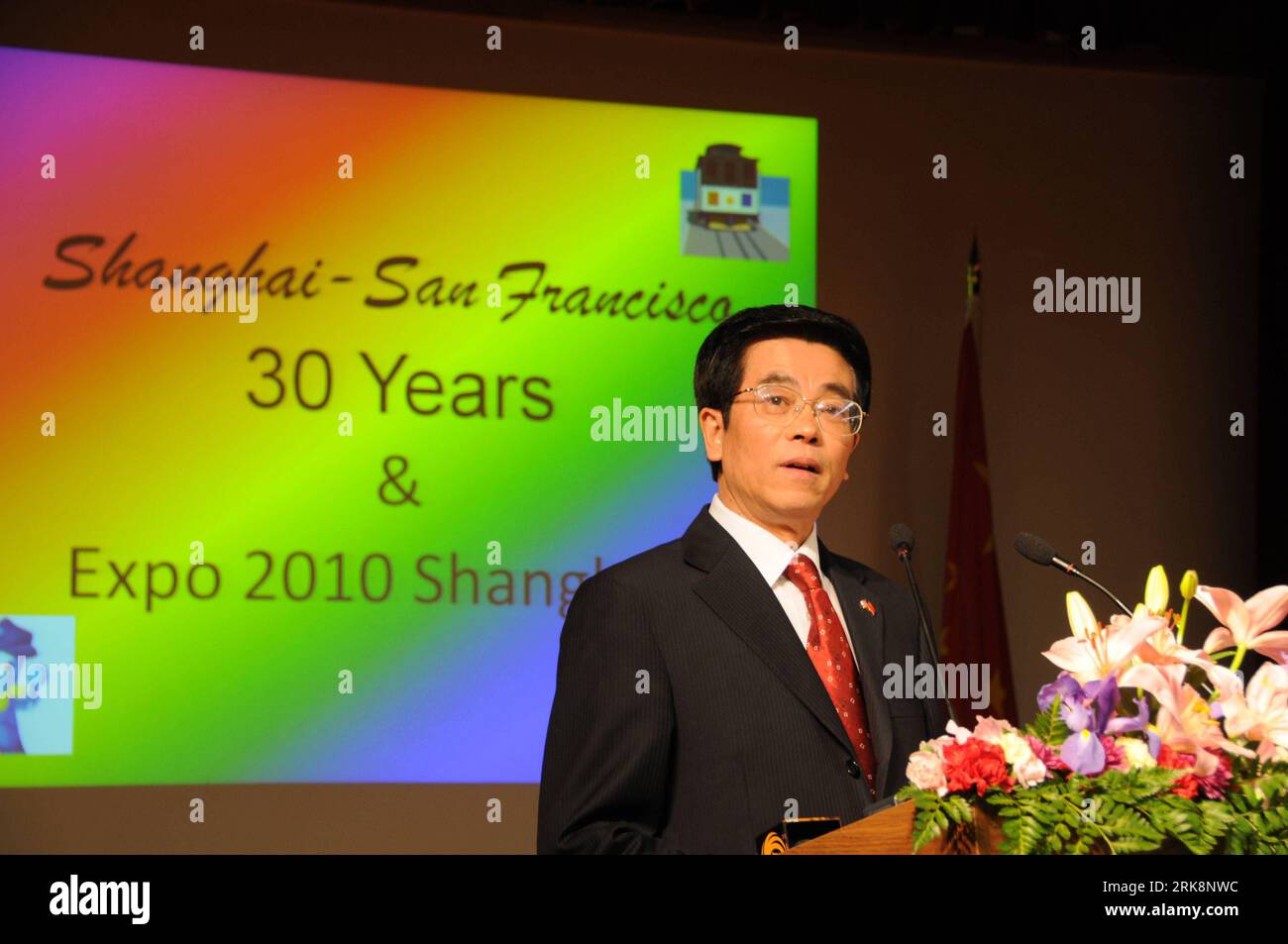 Bildnummer: 54063386  Datum: 19.05.2010  Copyright: imago/Xinhua (100520) -- SAN FRANCISCO, May 20, 2010 (Xinhua) -- Chinese Consul General in San Francisco Gao Zhansheng addresses a reception in San Francisco, the United States, May 19, 2010. The reception marking the 30th anniversary of the establishment of the friendly cities relations between San Francisco and Shanghai was held at the Chinese Consulate General in San Francisco on Wednesday. (Xinhua/Mao Lei) (jl) U.S.-CHINA-SAN FRANCISCO-SHANGHAI-FRIENDLY CITIES-ANNIVERSARY PUBLICATIONxNOTxINxCHN People Politik kbdig xmk 2010 quer     Bildn Stockfoto