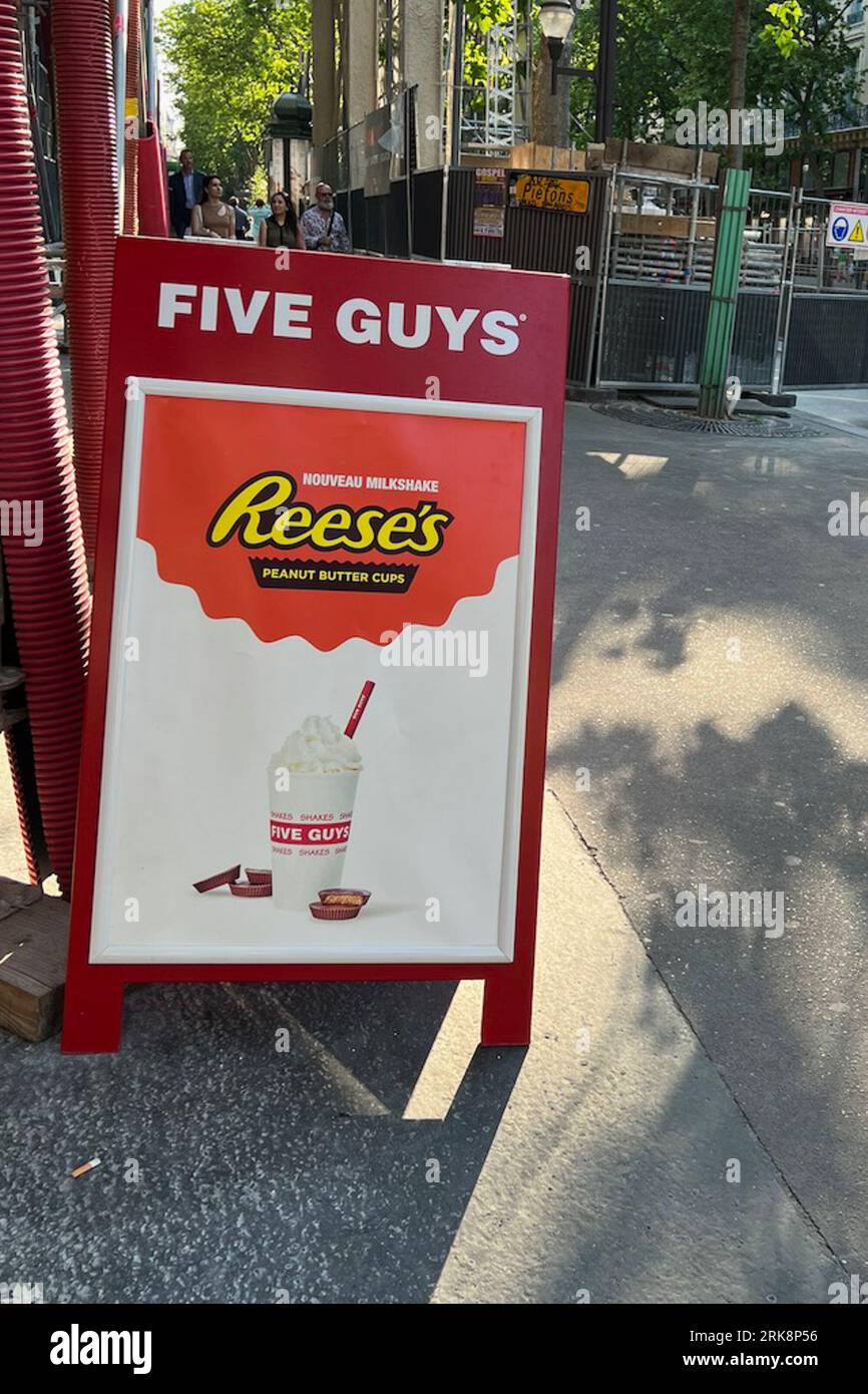 Frankreich. Juni 2023. Am 15. Juni 2023 wird in einem Five Guys Restaurant in Paris ein neuer Milchshake mit Reese's Peanut Butter Cups angeboten. Es gibt ungefähr 25 fünf Jungs-Standorte in Frankreich. (Foto: Samuel Rigelhaupt/SIPA USA) Credit: SIPA USA/Alamy Live News Stockfoto