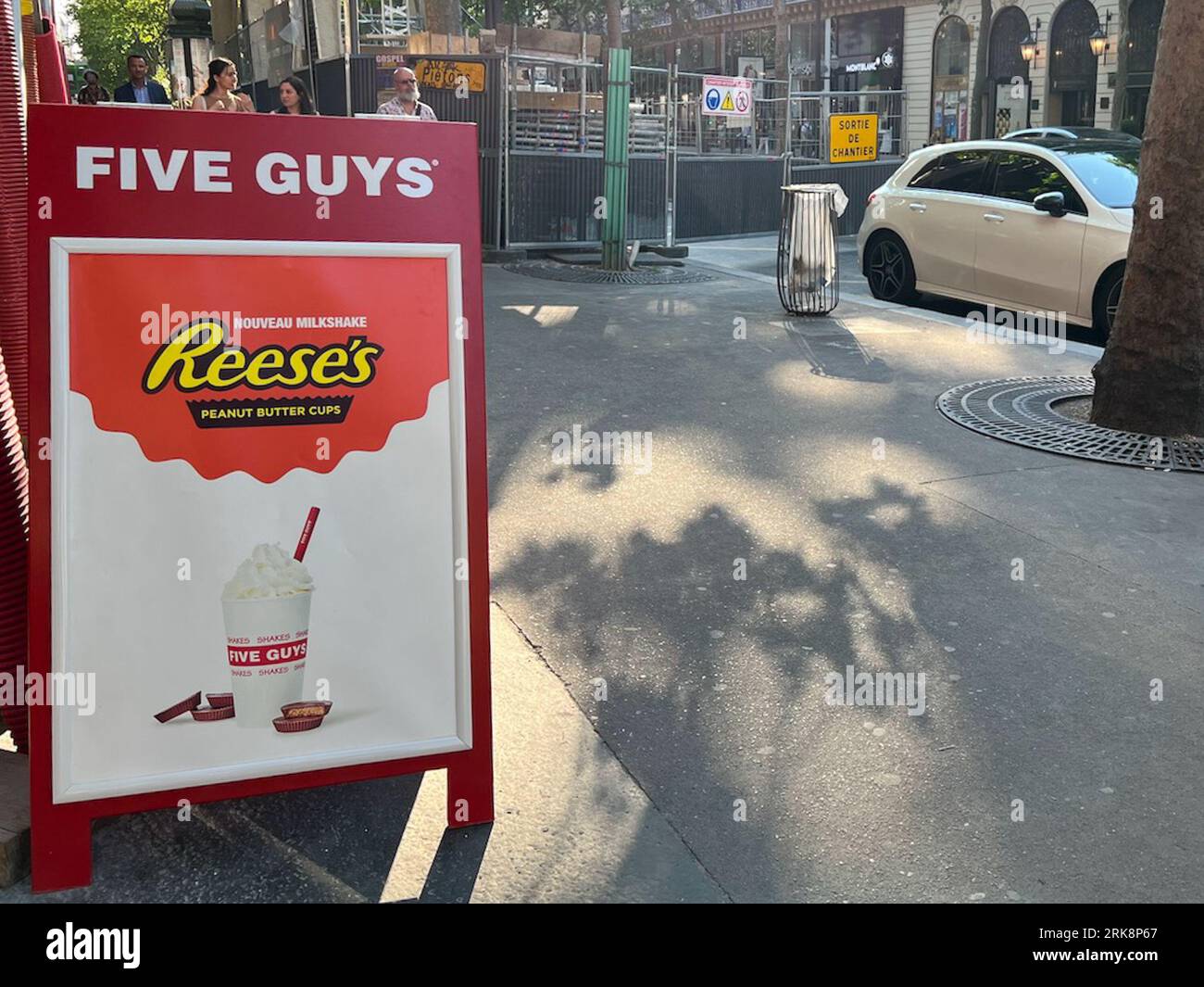 Frankreich. Juni 2023. Am 15. Juni 2023 wird in einem Five Guys Restaurant in Paris ein neuer Milchshake mit Reese's Peanut Butter Cups angeboten. Es gibt ungefähr 25 fünf Jungs-Standorte in Frankreich. (Foto: Samuel Rigelhaupt/SIPA USA) Credit: SIPA USA/Alamy Live News Stockfoto