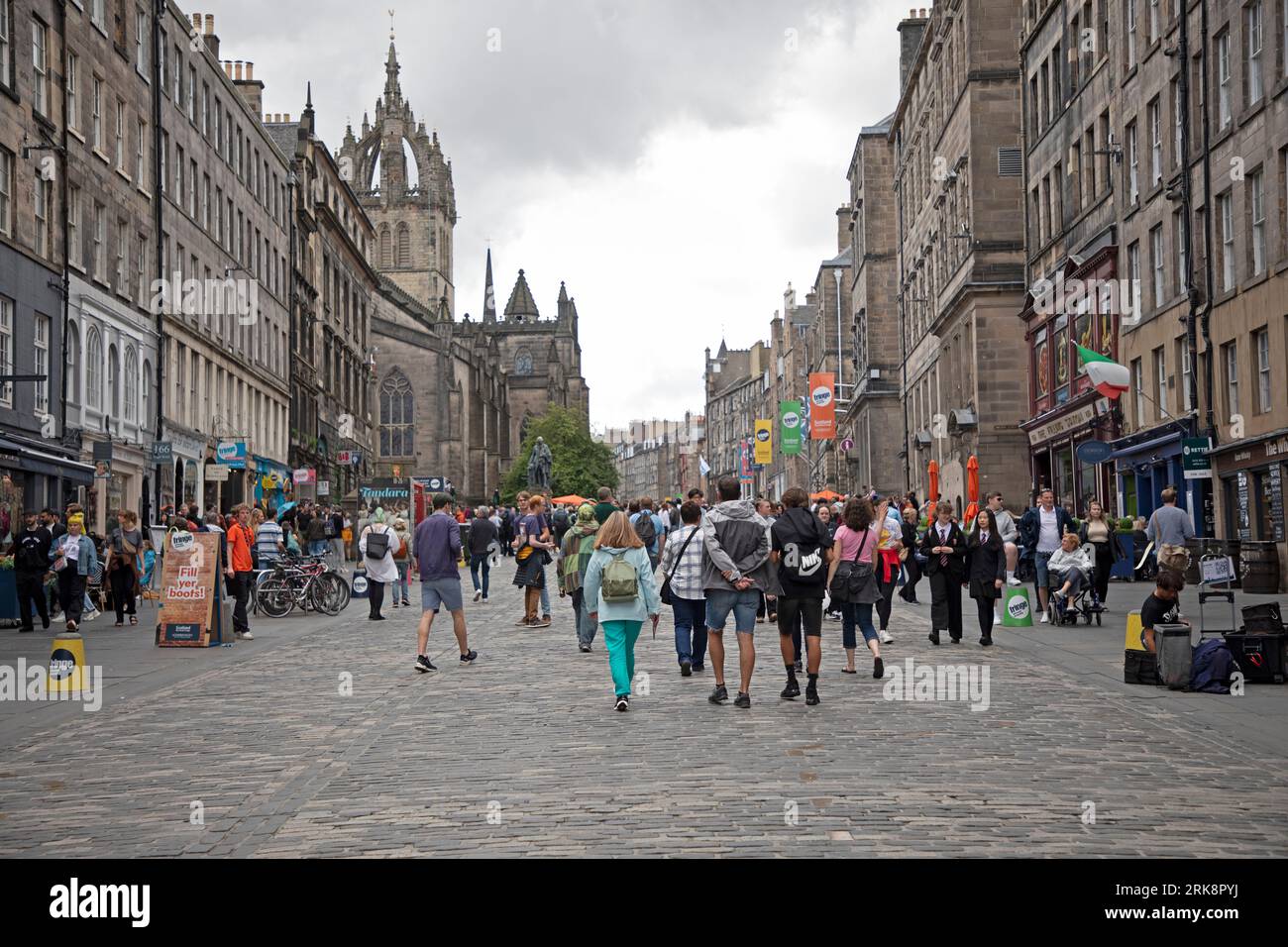 Royal Mile, Edinburgh, Schottland, Großbritannien. 24. August 2023. Letzter sonniger Donnerstag für Straßenkünstler und diejenigen, die Unterhaltung auf der High Street der Hauptstadt suchen. Die Straßen sind ruhiger als erwartet, was den Menschen mehr Bewegungsfreiheit lässt. Temperatur um 18 Grad Celsius. Quelle: Archwhite/Alamy Live News. Stockfoto