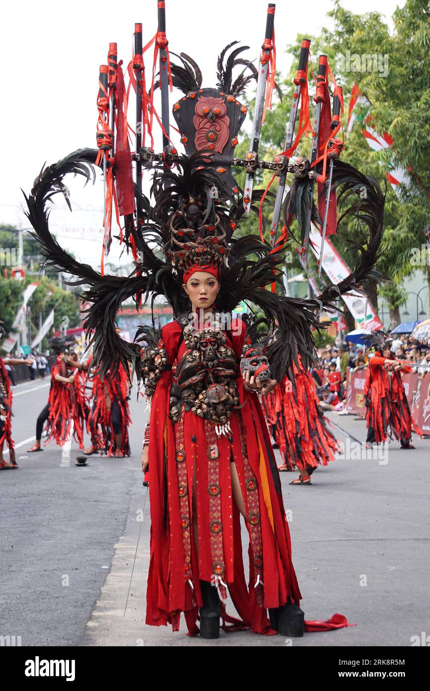 Kabasarentanz von Nord-sulawesi bei BEN Carnival. Kabasaran ist ein Kriegstanz aus Minahasa, Nord-Sulawesi Stockfoto