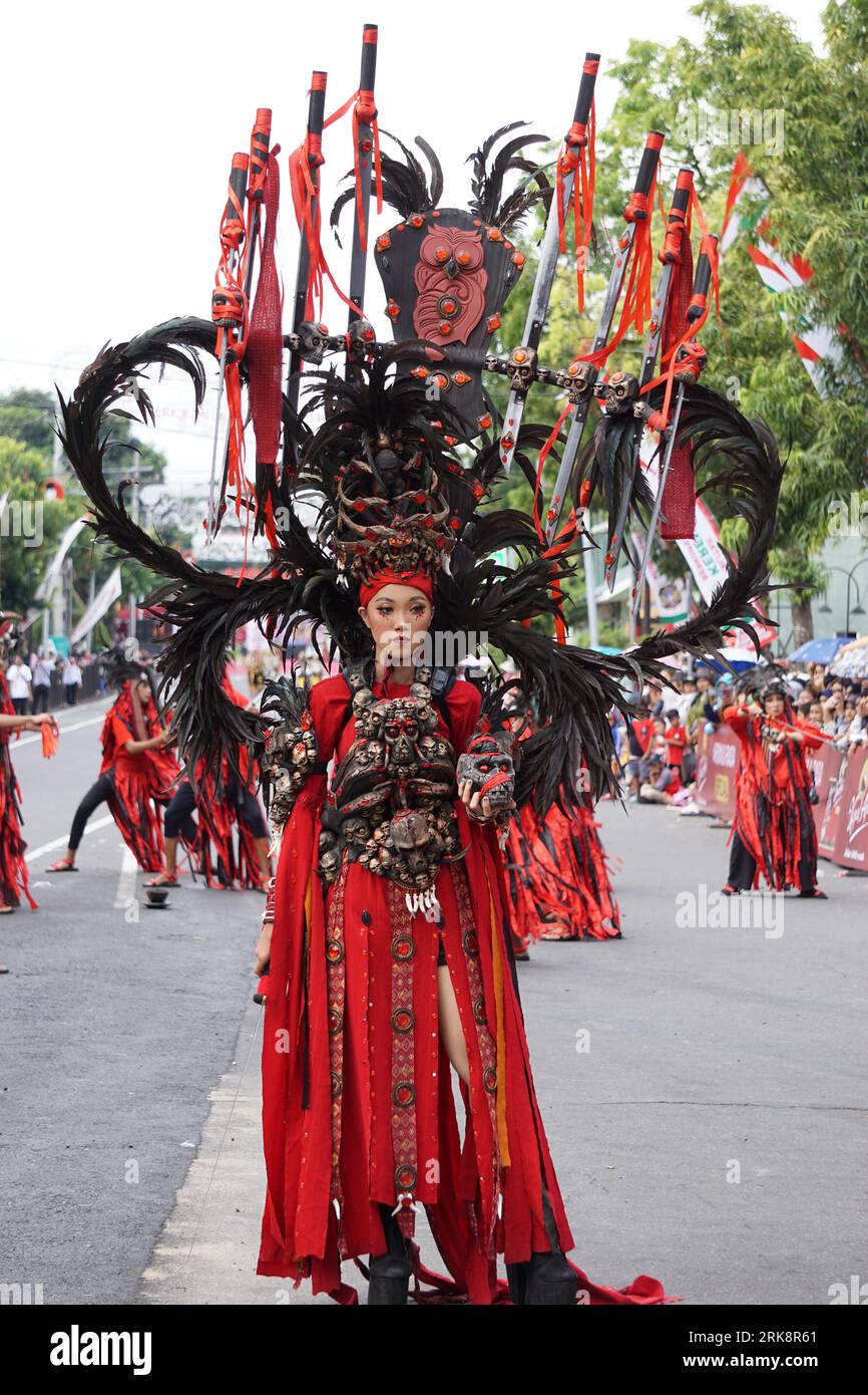 Kabasarentanz von Nord-sulawesi bei BEN Carnival. Kabasaran ist ein Kriegstanz aus Minahasa, Nord-Sulawesi Stockfoto