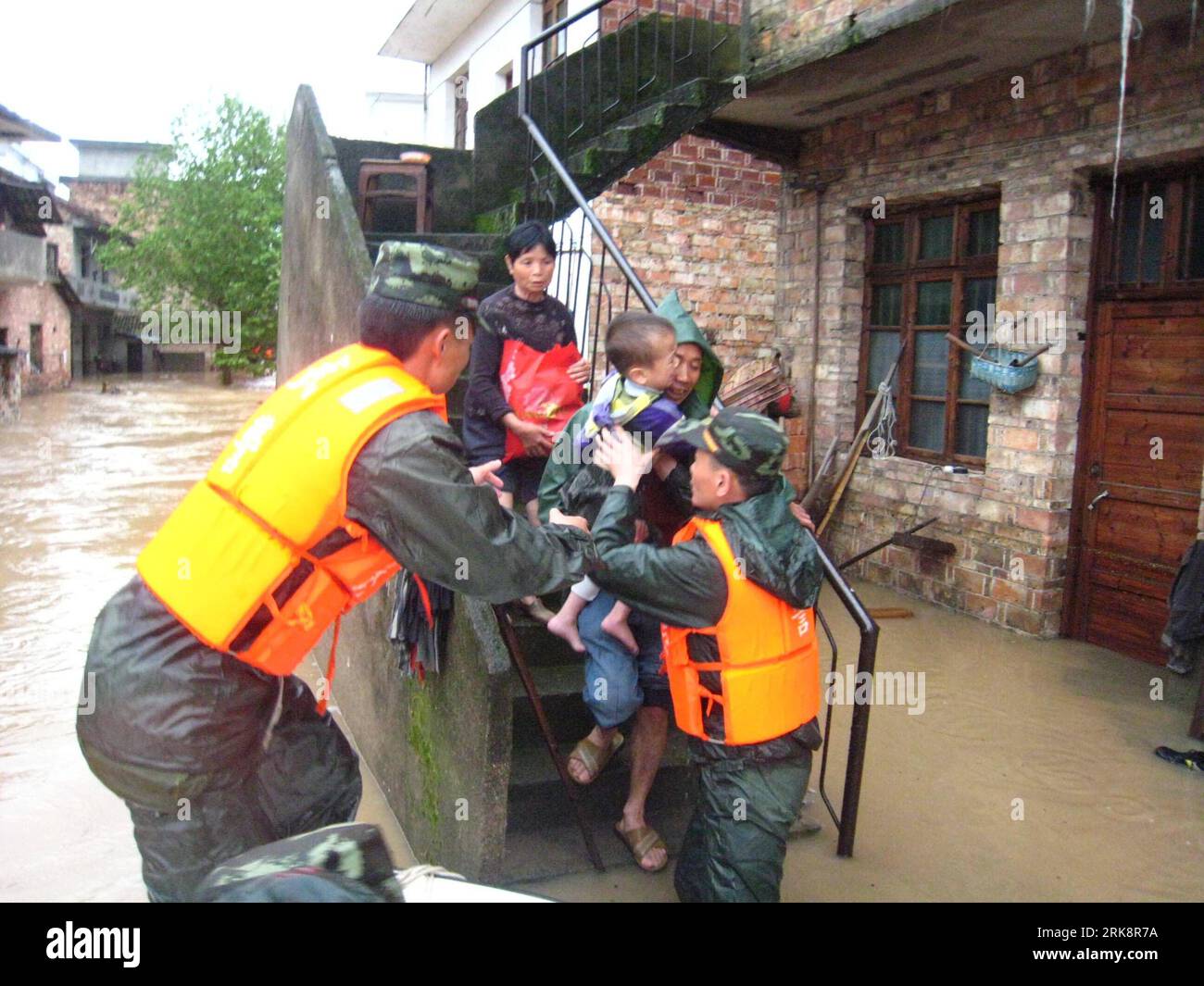 Bildnummer: 54070622 Datum: 21.05.2010 Copyright: imago/XINHUA (100522) -- XINYU, 22. Mai 2010 (XINHUA) -- bewaffnete Polizeibeamte übersiedelten Bewohner in Überschwemmungen im Fenyi County der Stadt Xinyu, ostchinesische Provinz Jiangxi, 21. Mai 2010. Die fünfte Runde heftiger Regenfälle verwüstete kürzlich die Provinz Jiangxi, wodurch viele Gebiete überflutet wurden. Die Stadt XinYu hat dringend mehr als 9.000 Einwohner verlegt, die in Überschwemmungen gefangen waren. (Xinhua/Chen Kaishun) (zgp) CHINA-XINYU-HEAVY RAINFALL-TRANSFER (CN) PUBLICATIONxNOTxINxCHN Naturkatastrophen Hochwasser Flut China kbdig xkg 2010 quer o0 Rettung Evakuierung Anw Stockfoto