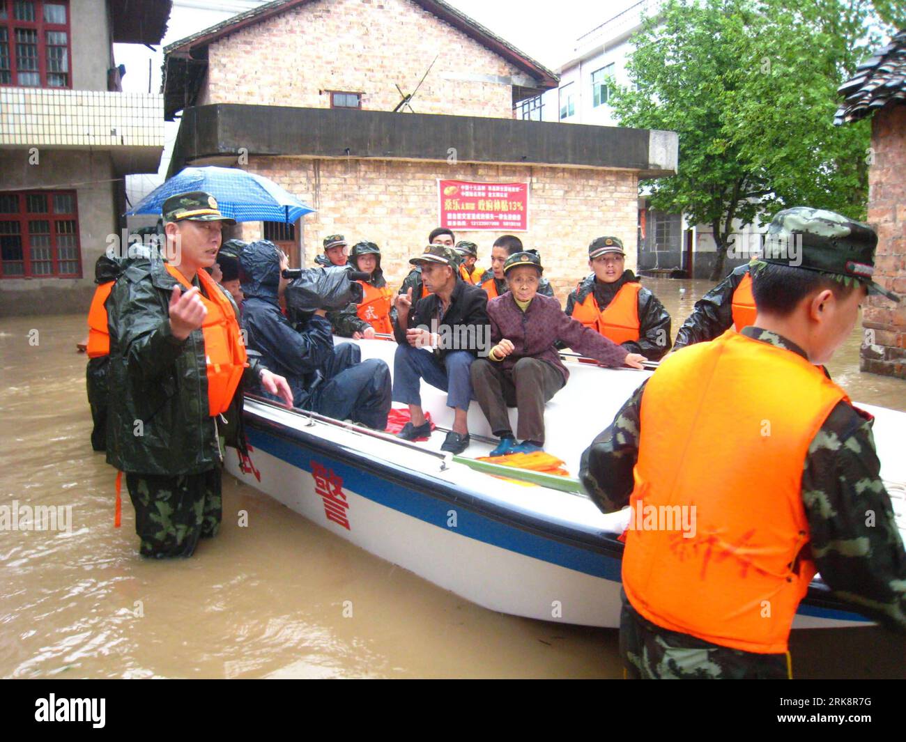 Bildnummer: 54070627 Datum: 21.05.2010 Copyright: imago/XINHUA (100522) -- XINYU, 22. Mai 2010 (XINHUA) -- bewaffnete Polizeibeamte übersiedelten Bewohner in Überschwemmungen im Fenyi County der Stadt Xinyu, ostchinesische Provinz Jiangxi, 21. Mai 2010. Die fünfte Runde heftiger Regenfälle verwüstete kürzlich die Provinz Jiangxi, wodurch viele Gebiete überflutet wurden. Die Stadt XinYu hat dringend mehr als 9.000 Einwohner verlegt, die in Überschwemmungen gefangen waren. (Xinhua/Chen Kaishun) (zgp) CHINA-XINYU-HEAVY RAINFALL-TRANSFER (CN) PUBLICATIONxNOTxINxCHN Naturkatastrophen Hochwasser Flut China kbdig xkg 2010 quer o0 Rettung Evakuierung Anw Stockfoto