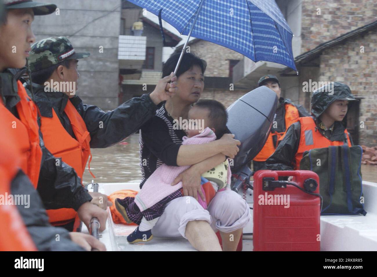 Bildnummer: 54070626 Datum: 21.05.2010 Copyright: imago/XINHUA (100522) -- XINYU, 22. Mai 2010 (XINHUA) -- bewaffnete Polizeibeamte übersiedelten Bewohner in Überschwemmungen im Fenyi County der Stadt Xinyu, ostchinesische Provinz Jiangxi, 21. Mai 2010. Die fünfte Runde heftiger Regenfälle verwüstete kürzlich die Provinz Jiangxi, wodurch viele Gebiete überflutet wurden. Die Stadt XinYu hat dringend mehr als 9.000 Einwohner verlegt, die in Überschwemmungen gefangen waren. (Xinhua/Chen Kaishun) (zgp) CHINA-XINYU-HEAVY RAINFALL-TRANSFER (CN) PUBLICATIONxNOTxINxCHN Naturkatastrophen Hochwasser Flut China kbdig xkg 2010 quer o0 Rettung Evakuierung Anw Stockfoto