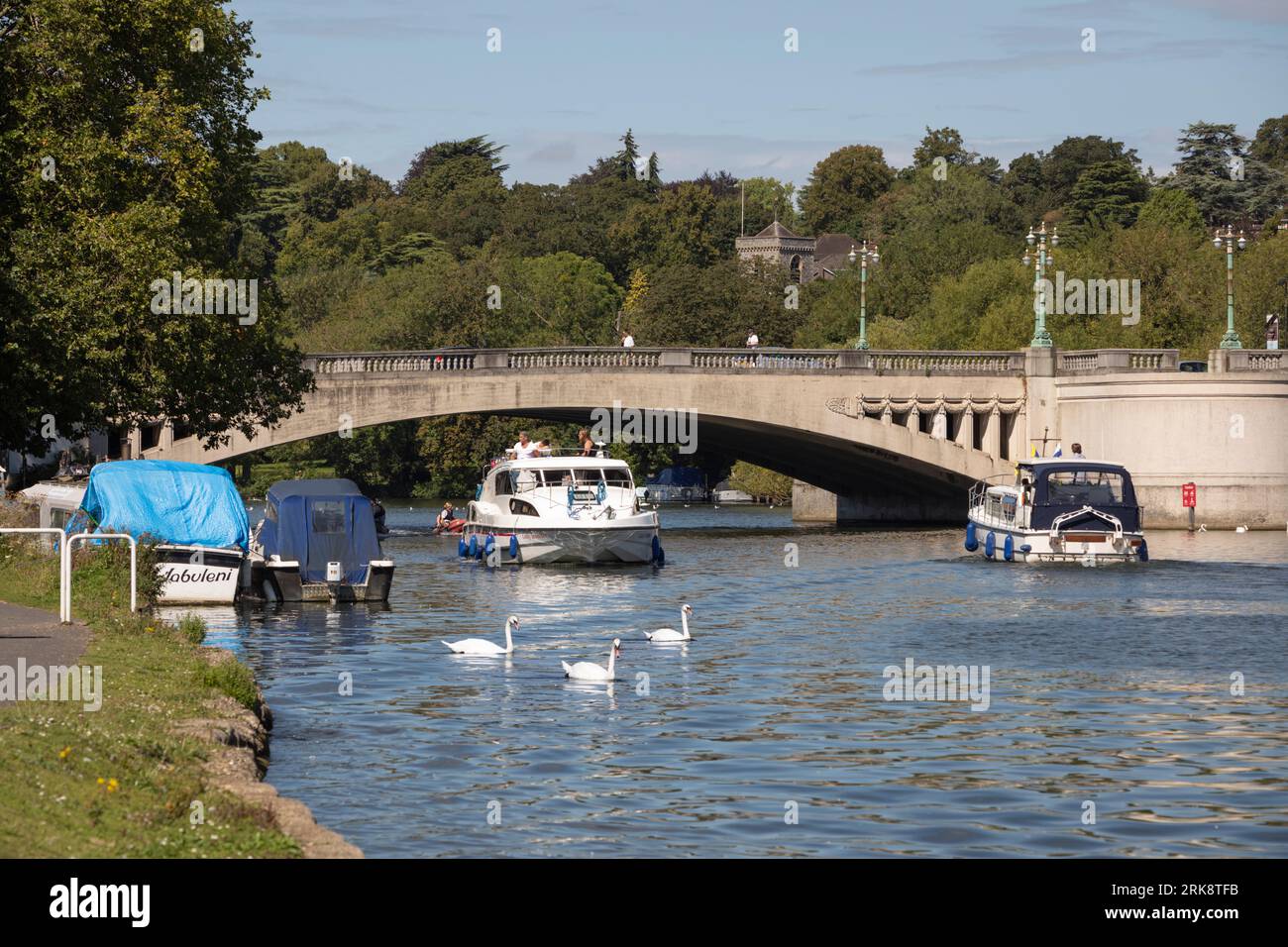Bootsfahrten entlang der Themse unter der Caversham Bridge bei nachmittäglichem Sonnenlicht, Caversham, Reading, Berkshire, England, Vereinigtes Königreich, Europa Stockfoto