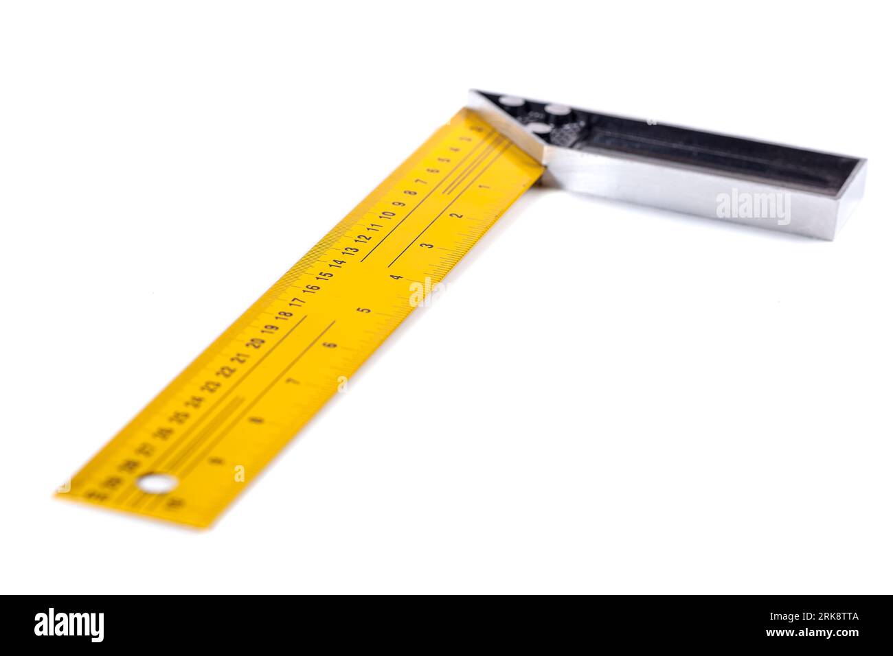 Gelbes und schwarzes quadratisches Dreieckslineal aus Metallkonstruktion, isoliert auf weiß Stockfoto