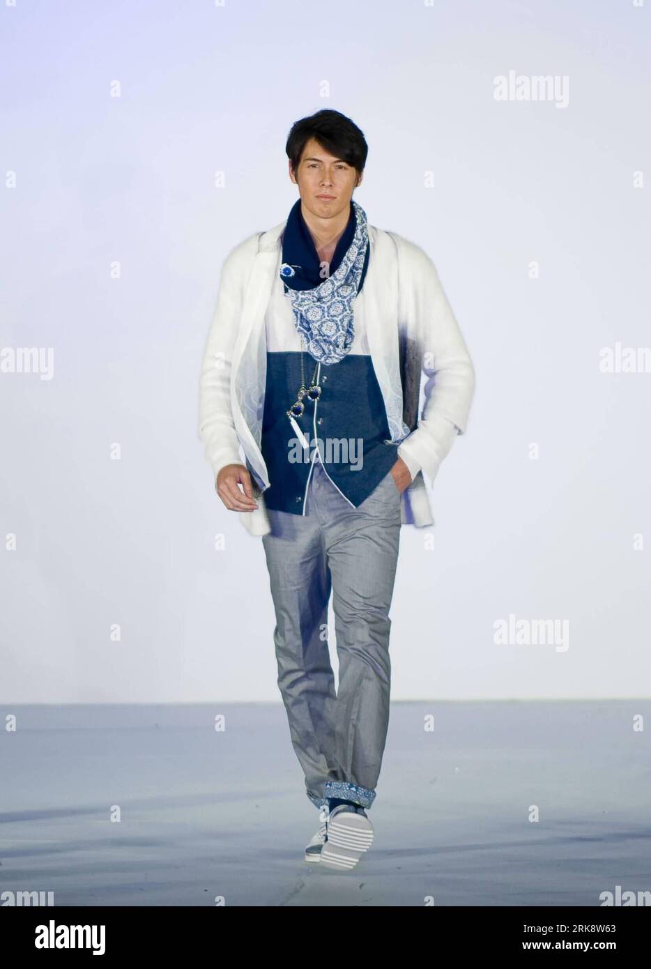 Bildnummer: 54076238 Datum: 25.05.2010 Copyright: imago/Xinhua (100525) -- HONGKONG, 25. Mai 2010 (Xinhua) -- ein Modell präsentiert eine Kreation des Designers TSE Sui Ling während einer Strickmode-Show von Studenten des Hong Kong Polytechnic University's Institute of Textiles and Clothing in Hong Kong, Südchina, am 25. Mai 2010. (Xinhua/Chen Duo) (22)CHINA-HONG KONG-KNITWEAR-FASHION SHOW (CN) PUBLICATIONxNOTxINxCHN Mode Modenschau Herrenmode Entertainment Wirtschaft Kultur kbdig xsk 2010 hoch Bildnummer 54076238 Datum 25 05 2010 Copyright Imago XINHUA Hongkong Mai 25 2010 XINH Stockfoto