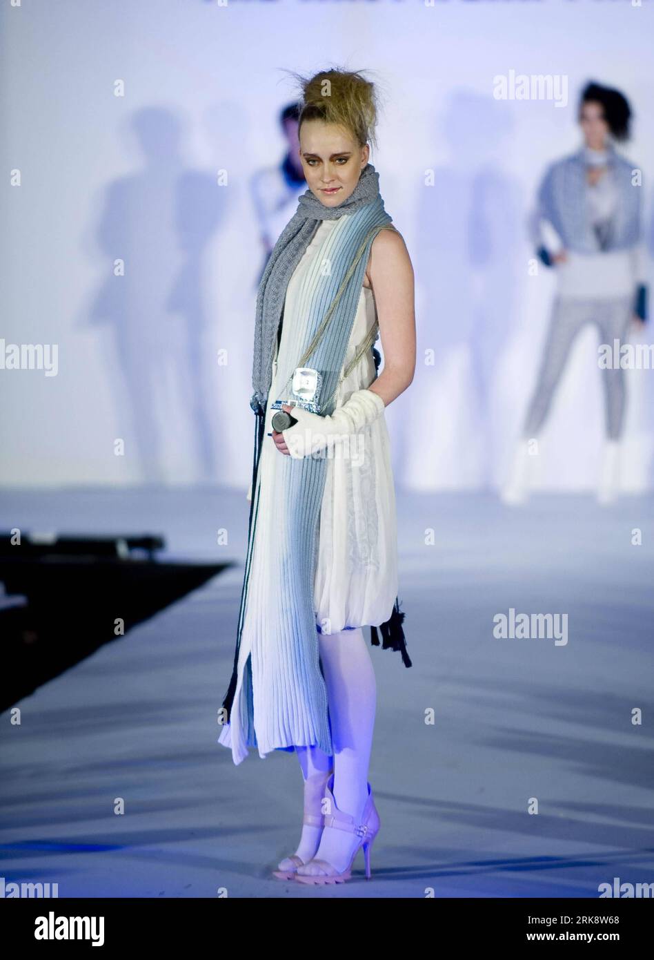 Bildnummer: 54076227 Datum: 25.05.2010 Copyright: imago/Xinhua (100525) -- HONGKONG, 25. Mai 2010 (Xinhua) -- ein Modell präsentiert eine Kreation des Designers TSE Sui Ling während einer Strickmode-Show von Studenten des Hong Kong Polytechnic University's Institute of Textiles and Clothing in Hong Kong, Südchina, am 25. Mai 2010. (Xinhua/Chen Duo) (23)CHINA-HONG KONG-KNITWEAR-FASHION SHOW (CN) PUBLICATIONxNOTxINxCHN Mode Modenschau Damenmode Entertainment Wirtschaft Kultur Freisteller kbdig xsk 2010 Hochpremiumd xint Bildnummer 54076227 Datum 25 05 2010 Copyright Imago XINHUA H Stockfoto