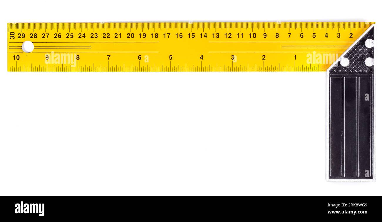 Gelbes und schwarzes quadratisches Dreieckslineal aus Metallkonstruktion, isoliert auf weiß Stockfoto