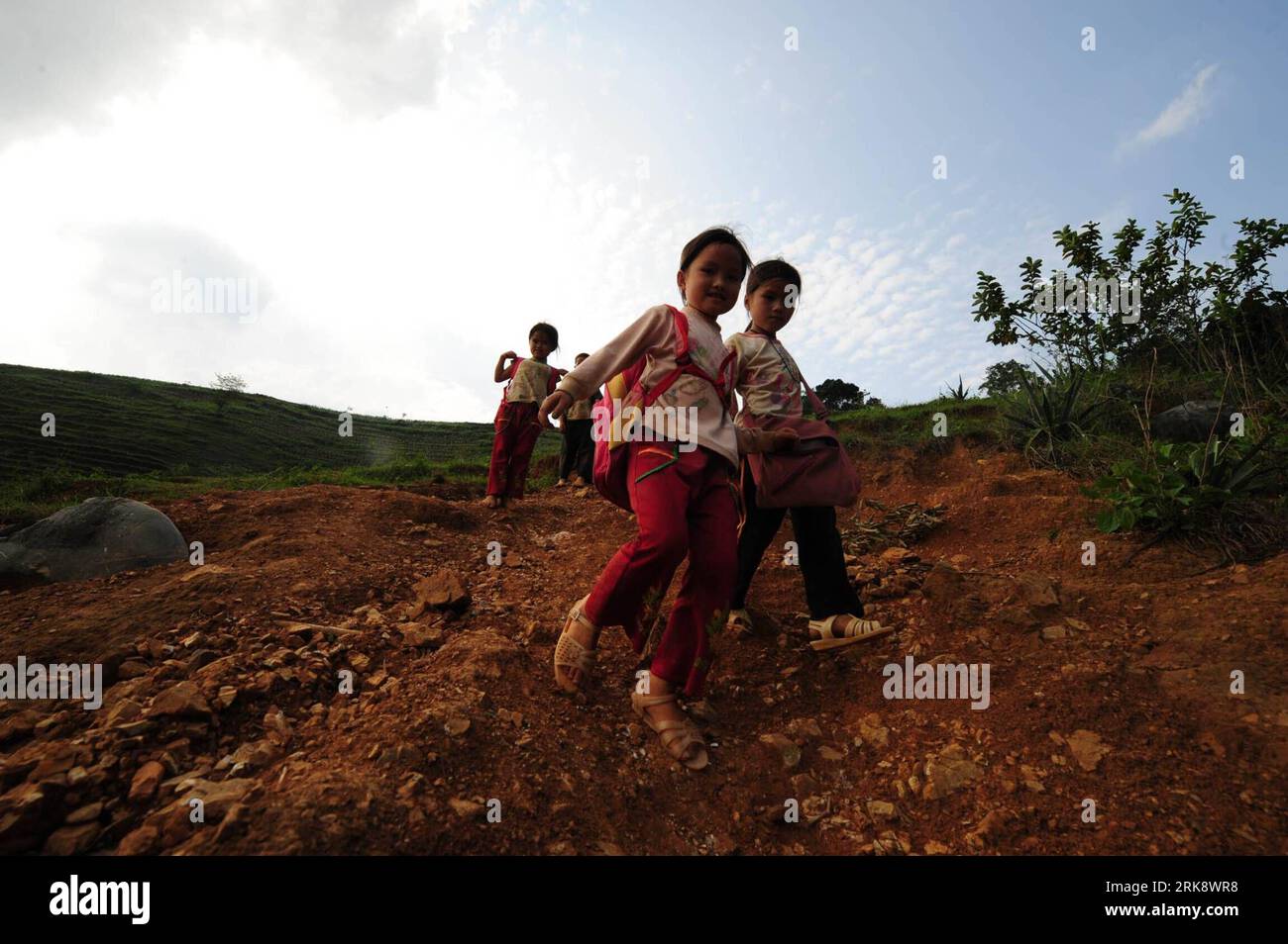 Bildnummer: 54079862 Datum: 17.05.2010 Copyright: imago/Xinhua (100527) -- NANNING, 27. Mai 2010 (Xinhua) -- Schüler gehen auf ihrem Heimweg im Dorf Naliang der Gemeinde Qiangxu, Dahua Yao Autonomous County der autonomen Region Guangxi Zhuang im Südwesten Chinas, 17. Mai, 2010.die Schule liegt am Hang und hat 29 Schüler in drei Gruppen: Vorschule, erste und zweite Klasse der Grundschule, darunter die jüngste 4 Jahre. Jeden Schultag verbringen die Schüler Stunden auf den Bergpfaden zur Schule oder nach Hause. Sie genießen jedoch die Freude, zusammen zu wachsen und knowle zu verfolgen Stockfoto