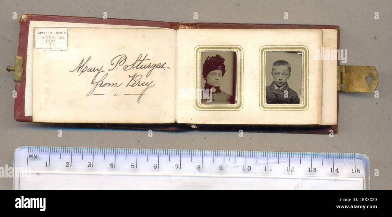 Miniatur-Album für Portrait Stamps mit zwei Beispielen um 1895 Stockfoto