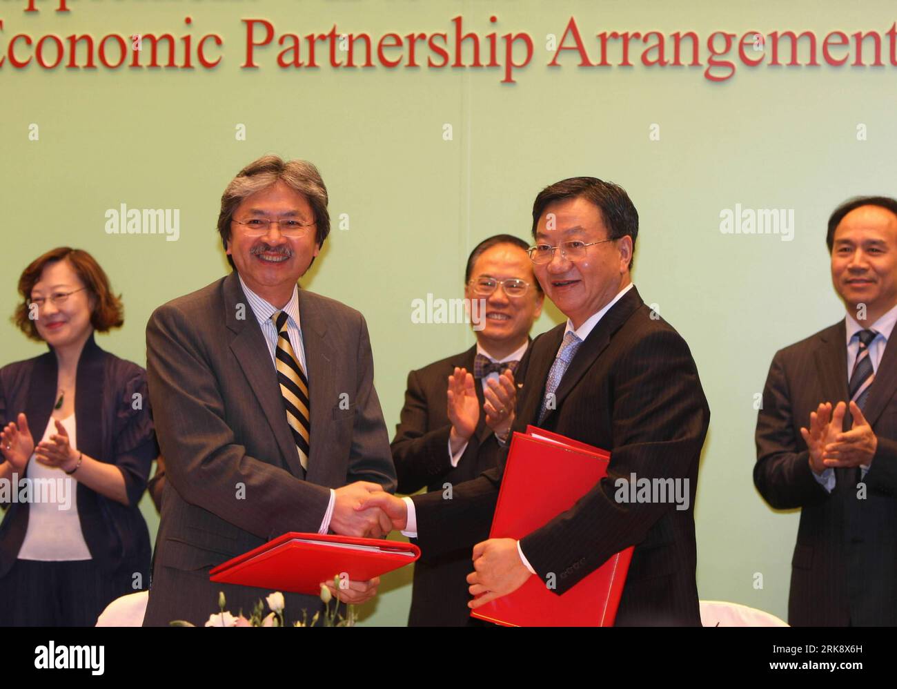Bildnummer: 54081234 Datum: 27.05.2010 Copyright: imago/Xinhua (100527) -- HONGKONG, 27. Mai 2010 (Xinhua) -- John Tsang (L, Front), Finanzsekretär der Regierung der Sonderverwaltungsregion Hongkong, Shakes Hands with Vice Minister of Commerce Jiang Zengwei in Hong Kong, nachdem er die Beilage VII zur Vereinbarung über eine engere Wirtschaftspartnerschaft (CEPA) für Festland und Hongkong in Hong Kong, Südchina, unterzeichnet hat, am 27. Mai 2010. Die chinesische Zentralregierung und die Regierung der Sonderverwaltungsregion Hongkong unterzeichneten eine Ergänzung zu einem wichtigen Handelsabkommen Stockfoto