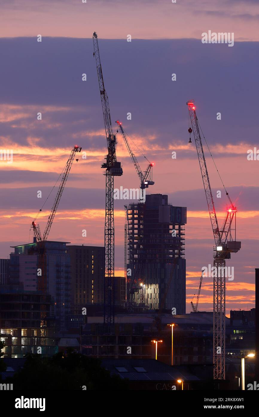 Sonnenaufgang im Stadtzentrum von Leeds mit Turmdrehkranen, die an verschiedenen Entwicklungen arbeiten Stockfoto