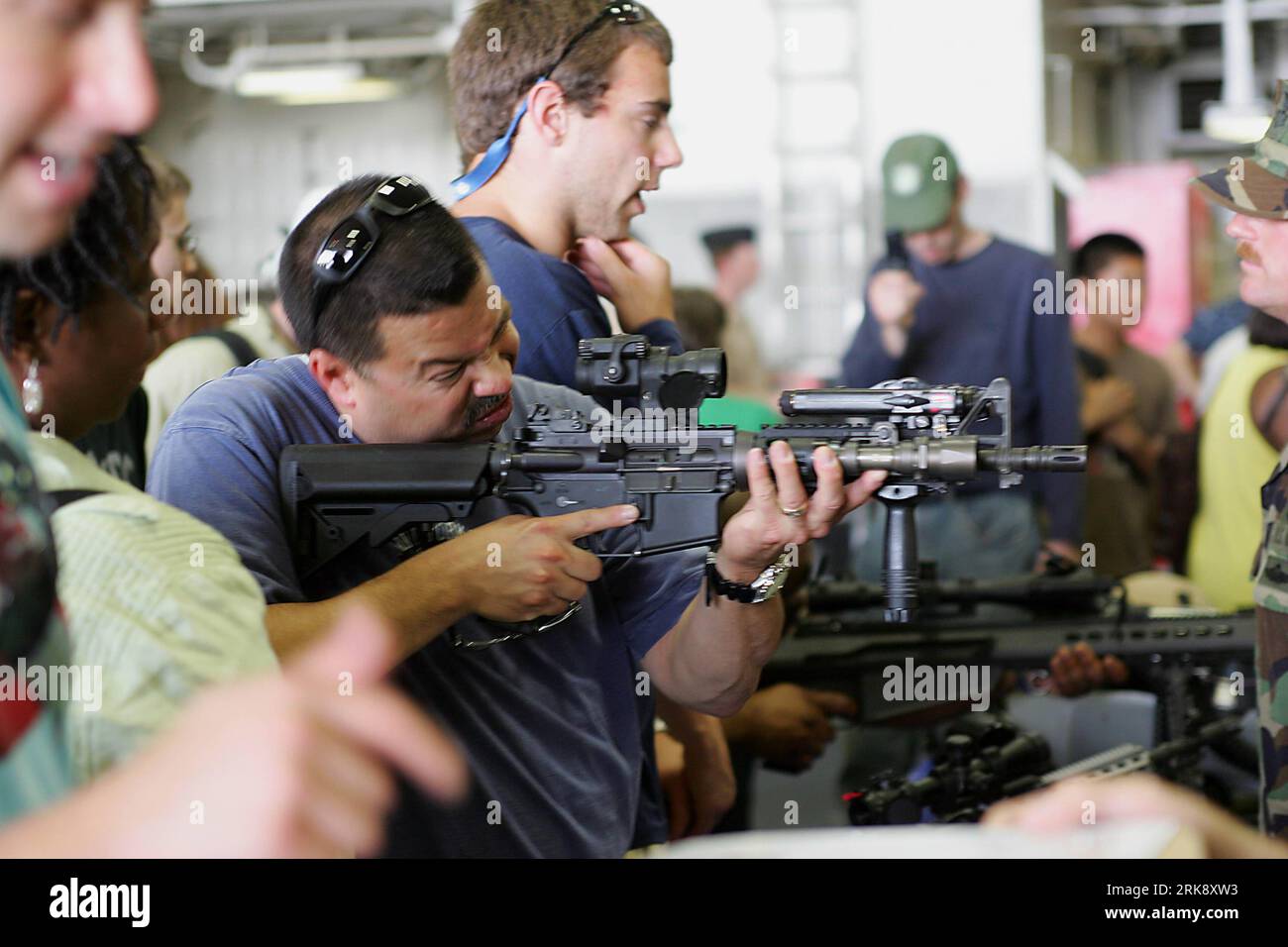 Bildnummer: 54087350 Datum: 29.05.2010 Copyright: imago/Xinhua (100530) -- NEW YORK, 30. Mai 2010 (Xinhua) -- Besucher erleben Waffen auf einem Schiff der US Navy während der Flottenwoche in New York, 29. Mai 2010. Die 23. Jährliche New York Fleet Week startete am Mittwochmorgen auf dem Hudson River. Die Bürger konnten an Bord der Schiffe gehen, verschiedene militärische Ausrüstung erleben und Fotos mit Soldaten machen. (Xinhua/Wang Chengyun) (zhs) (1)U.S.-NEW YORK-FLEET WEEK-VISIT PUBLICATIONxNOTxINxCHN Gesellschaft Militär kbdig xub 2010 quer o0 Waffe, Sturmgewehr, Objekte o00 schießen zielen Bil Stockfoto