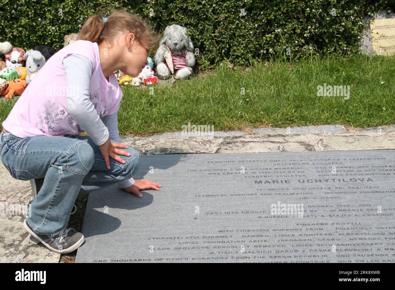 Bildnummer: 54087332 Datum: 29.05.2010 Copyright: imago/Xinhua (100530) -- LIDICE, 30. Mai 2010 (Xinhua) -- Ein Junge liest Unterschriften der A-Statue von 82 von den Nazis getöteten Kindern in Lidice, Tschechien, 29. Mai 2010. Lidice ist eine große Gedenkstätte unweit der tschechischen Hauptstadt Prag. Es war ein Dorf, das vor 68 Jahren von den deutschen Nazis völlig zerstört wurde, die die tschechische patriotische Bewegung durch Terror unterdrücken wollten. (Xinhua/Sun Xiyou) (wh) CZECH-LIDICE-SCAR OF WAR PUBLICATIONxNOTxINxCHN Gesellschaft 2 Weltkrieg Krieg Gedenken kbdig xub 2010 quer o0 Massaker 54087332 Datum 29 05 2010 Copyright Stockfoto