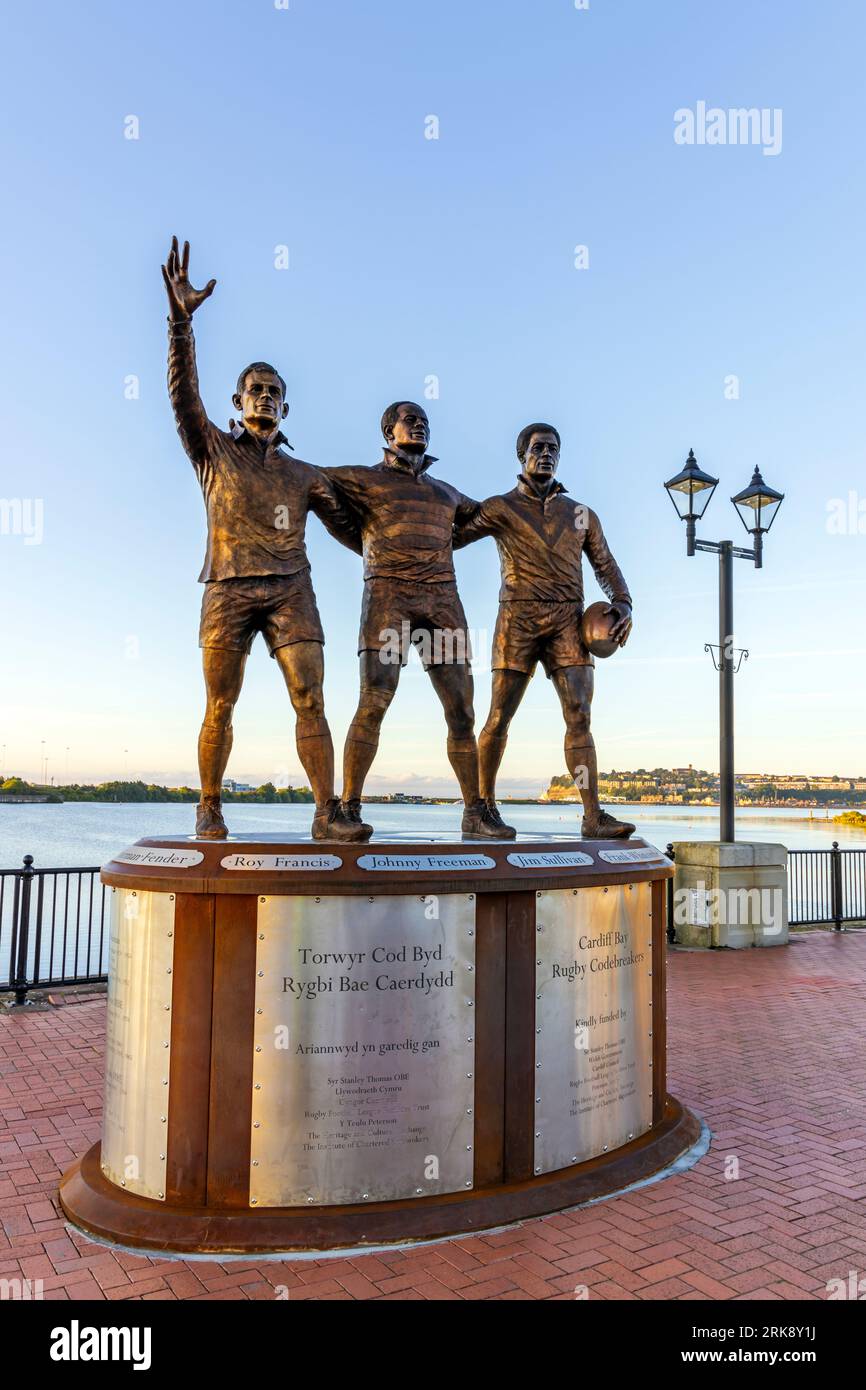 Cardiff Bay Rugby Codebreakers wurde vom Bildhauer Steve Winterburn aus Yorkshire geschaffen und steht am Landsea Square, Mermaid Quay in der Cardiff Bay. Stockfoto