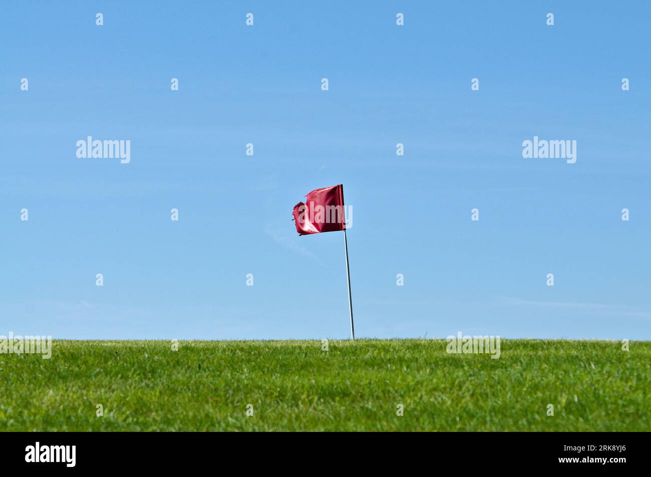 Golf Loch wehende Flagge am Horizont. Sehr kleiner Golfclub Búřov Valašská Bystřice auf dem Land in tschechien. Negatives Leerzeichen für Text. Stockfoto