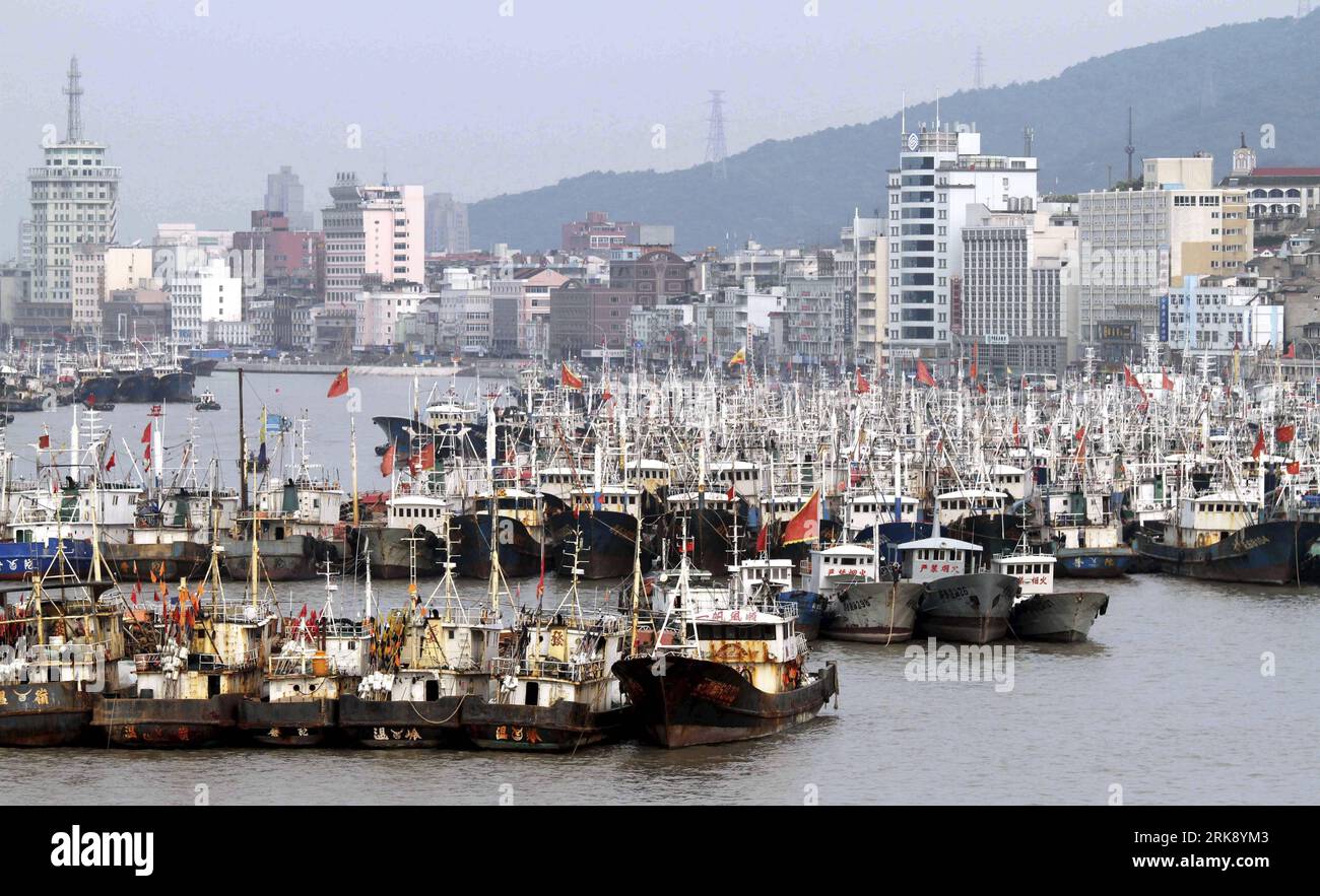 Bildnummer: 54093072 Datum: 30.05.2010 Copyright: imago/Xinhua (100531) -- ZHOUSHAN, 31. Mai 2010 (Xinhua) -- Fischerboote liegen am Shenjiamen Hafen der Stadt Zhoushan, ostchinesische Provinz Zhejiang, 30. Mai 2010. Die Fangsaison im Ostchinesischen Meer beginnt am 1. Juni und endet am 16. September dieses Jahres. (Xinhua/Xing Shoumiao) (zgp) (2)CHINA-ZHEJIANG-EAST CHINA SEA-FISHING OFF SEASON (CN) PUBLICATIONxNOTxINxCHN Gesellschaft Fischerei Wirtschaft kbdig xdp 2010 quer o0 total, Fischerboot, Boot Bildnummer 54093072 Datum 30 05 2010 Copyright Imago XINHUA Zhou Shan Mai 31 2010 XIN Stockfoto