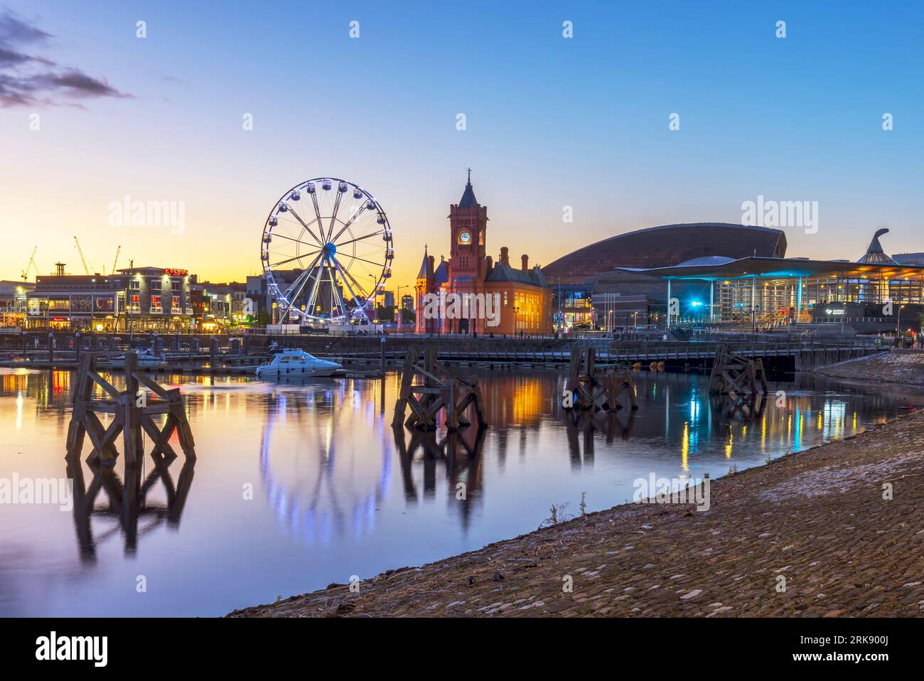 Sonnenuntergang in Cardiff Bay, Cardiff, Wales, Großbritannien Stockfoto