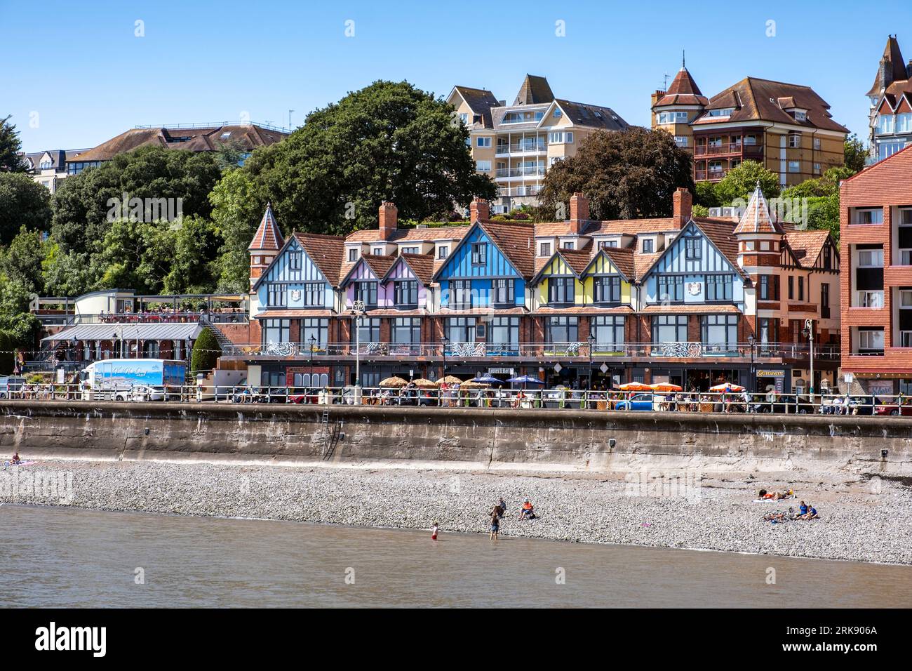 Der Strand und die farbenfrohen Gebäude am Meer in Penarth, Vale of Glamorgan, Wales, Großbritannien Stockfoto