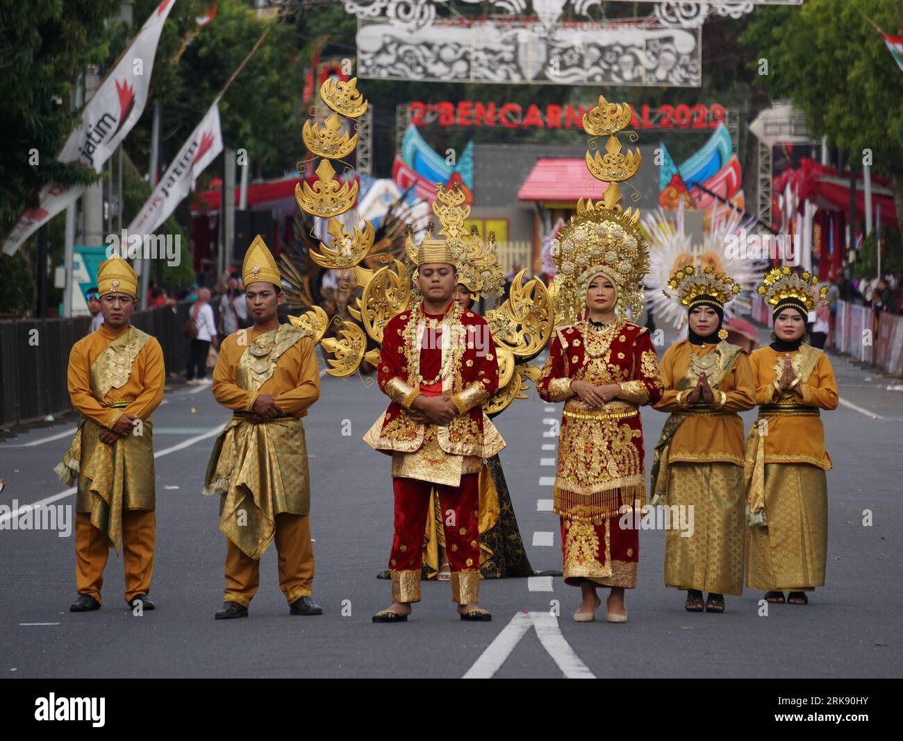 Indonesisch mit einem traditionellen Kostüm aus West-sumatera bei BEN Carnival Stockfoto