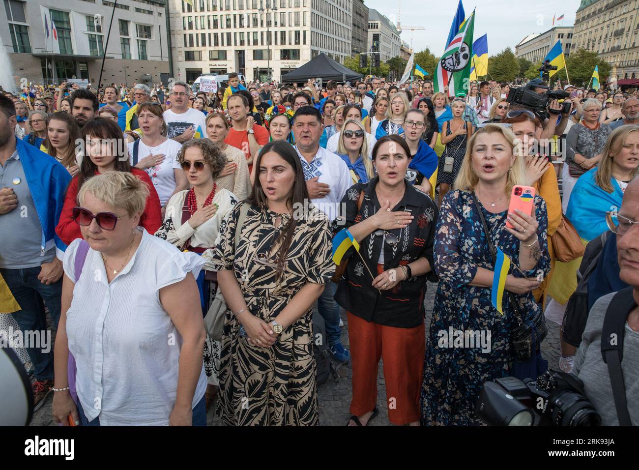 Am 24. August 2023 versammelten sich Ukrainer am Brandenburger Tor in Berlin, um den Unabhängigkeitstag der Ukraine zu begehen. Aber das war keine gewöhnliche Feier. Die Menge, ein Meer von Sonnenblumen, Fahnen, Fahnen und traditioneller ukrainischer Kleidung, kam mit einer Botschaft der Erinnerung und Belastbarkeit. In einer symbolischen Geste hielten die Teilnehmer Spiegel hoch, insgesamt 503, die jeweils das Gesicht eines Kindes widerspiegeln, das im russischen Krieg gegen die Ukraine verloren ging. Die Spiegel funkelten unter der untergehenden Sonne und dienten als eindringliche Erinnerung an die 503 ukrainischen Kinder, deren Leben in dem Konflikt abrupt und rücksichtslos genommen wurde. "Ukrainisch Stockfoto