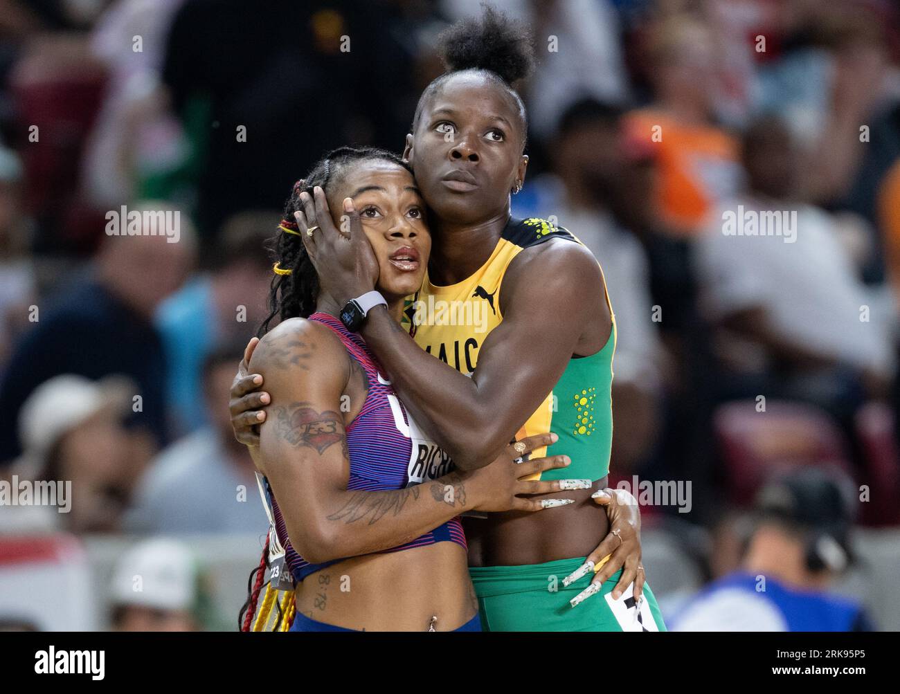 Budapest, Ungarn. August 2023. Leichtathletik: Weltmeisterschaften, 200 m, Frauen, Halbfinale, im National Track and Field Center. Shericka Jackson (r, Jamaika) und Sha'Richardson (USA) in Aktion. Quelle: Sven Hoppe/dpa/Alamy Live News Stockfoto