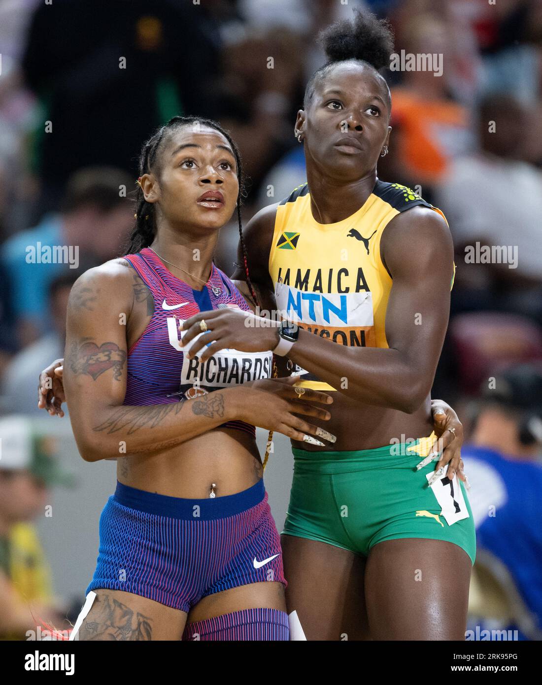 Budapest, Ungarn. August 2023. Leichtathletik: Weltmeisterschaften, 200 m, Frauen, Halbfinale, im National Track and Field Center. Shericka Jackson (r, Jamaika) und Sha'Richardson (USA) in Aktion. Quelle: Sven Hoppe/dpa/Alamy Live News Stockfoto