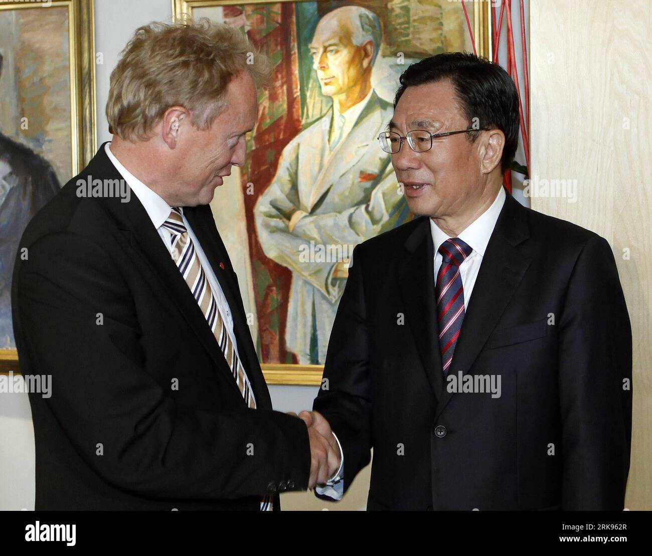 Bildnummer: 54141769 Datum: 11.06.2010 Copyright: imago/Xinhua (100613) -- OSLO, 13. Juni 2010 (Xinhua) -- He Guoqiang (R), Mitglied des Ständigen Ausschusses des Politischen Büros des Zentralkomitees der Kommunistischen Partei Chinas (KPCh) und Sekretär der Zentralkommission für Disziplin der KPCh, treffen mit Raymond Johansen, dem Generalsekretär der Norwegischen Arbeiterpartei, am 11. Juni 2010 in Oslo. (Xinhua/Liu Jiansheng) (nxl) NORWEGEN-CHINA-HE GUOQIANG-VISIT PUBLICATIONxNOTxINxCHN People Politik kbdig xmk 2010 quer Bildnummer 54141769 Datum 11 06 2010 Copyright Im Stockfoto