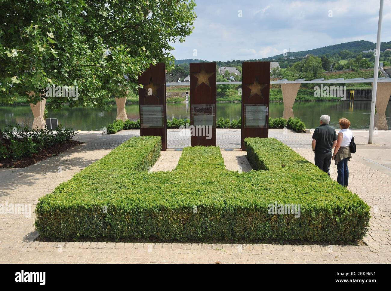 (100614) -- LUXEMBURG, 14. Juni 2010 (Xinhua) -- zwei Reisende schauen sich das Schengener Abkommen Denkmal zum 25. Jahrestag der Unterzeichnung des Abkommens in Schengen, Luxemburg, 14. Juni 2010 an. Das Abkommen, dem 25 europäische Länder beitraten, wurde ursprünglich am 14. Juni 1985 von fünf europäischen staaten unterzeichnet, darunter Belgien, Frankreich, dann Westdeutschland, Luxemburg und die Niederlande. (Xinhua/Wu Wei)(zl) (1)LUXEMBURG-SCHENGEN-ABKOMMEN-25. ANNICERSARY PUBLICATIONxNOTxINxCHN 100 614 Luxemburg 14. Juni 2010 XINHUA zwei Reisende schauen SICH das Schengen-Abkommen-Denkmal ZUM 25. Jahrestag AN Stockfoto