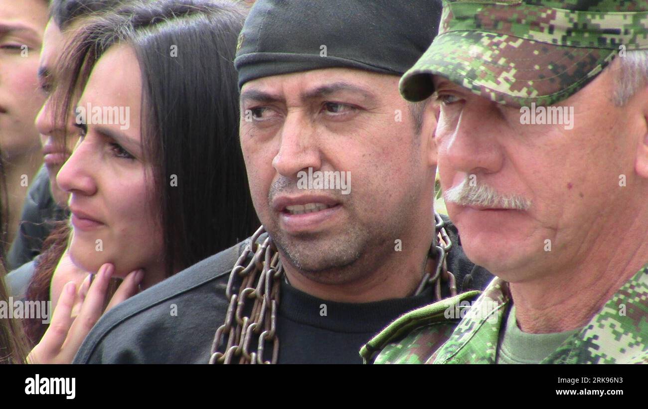 Bildnummer: 54144566 Datum: 14.06.2010 Copyright: imago/Xinhua (100614) -- BOGOTA, 14. Juni 2010 (Xinhua) -- der ehemalige Revolutionäre Streitkräfte Kolumbiens (FARC) als Geisel von Oberst William Donato (C) trifft die Presse bei seiner Ankunft in Bogota am 14. Juni 2010. Drei kolumbianische Soldaten, die von FARC-Rebellen über 10 Jahre lang entführt wurden, wurden am Sonntag von den Behörden gerettet, und ein weiterer Gefangener, der während der Rettungsaktion in einem Dschungel verloren ging, wurde später gefunden. (Xinhua) (4)COLOMBIA-BOGOTA-HOSTAGE-ARRIVAL PUBLICATIONxNOTxINxCHN Gesellschaft Kolumbien Freilassung Geisel kbdig xdp 2010 quer o00 Stockfoto