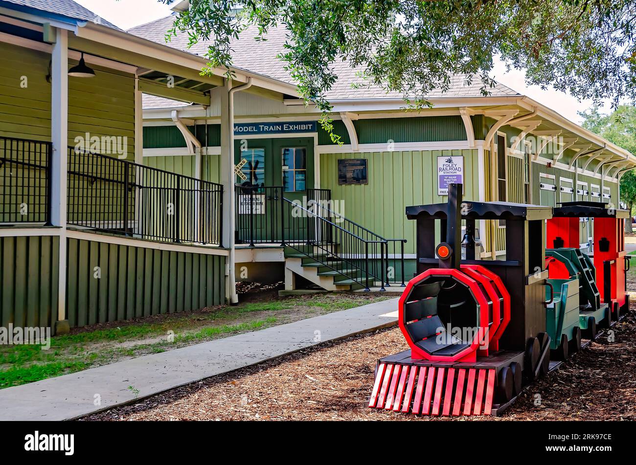 Ein Holzzug befindet sich vor dem historischen Foley Train Depot, in dem sich heute das Foley Railroad Museum, 19. August 2023, in Foley, Alabama befindet. Stockfoto