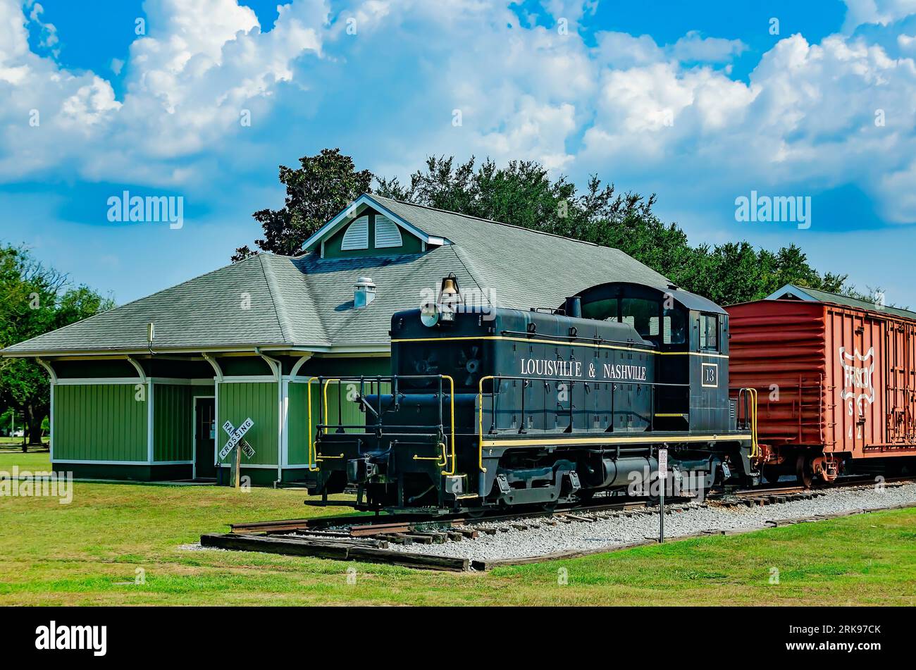 Eine Diesellokomotive aus dem Jahr 1941 befindet sich vor dem historischen Foley Train Depot, in dem sich heute das Foley Railroad Museum in Foley, Alabama, befindet. Stockfoto