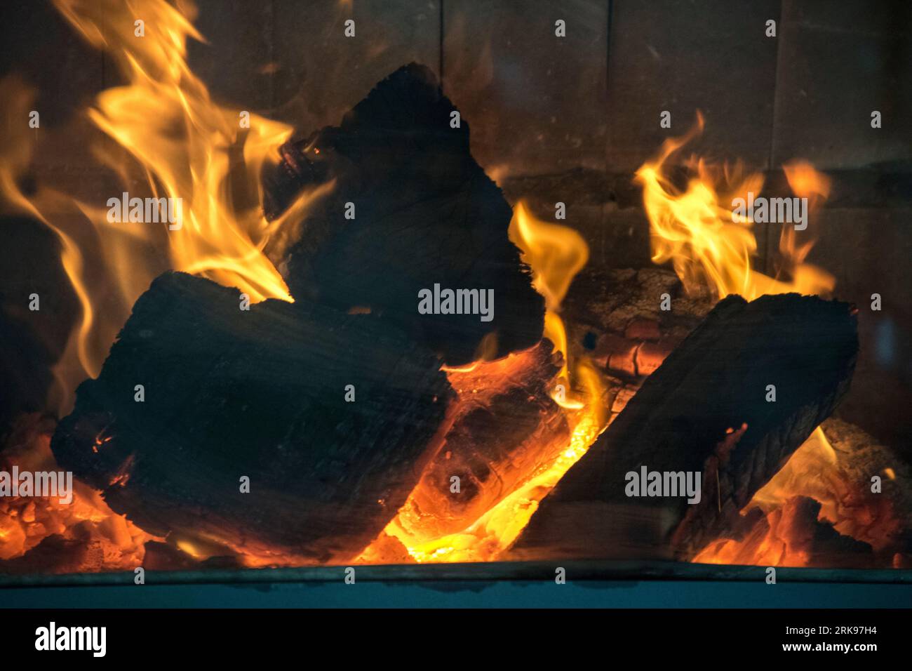 Flammen von einem Holzofenfeuer Stockfoto
