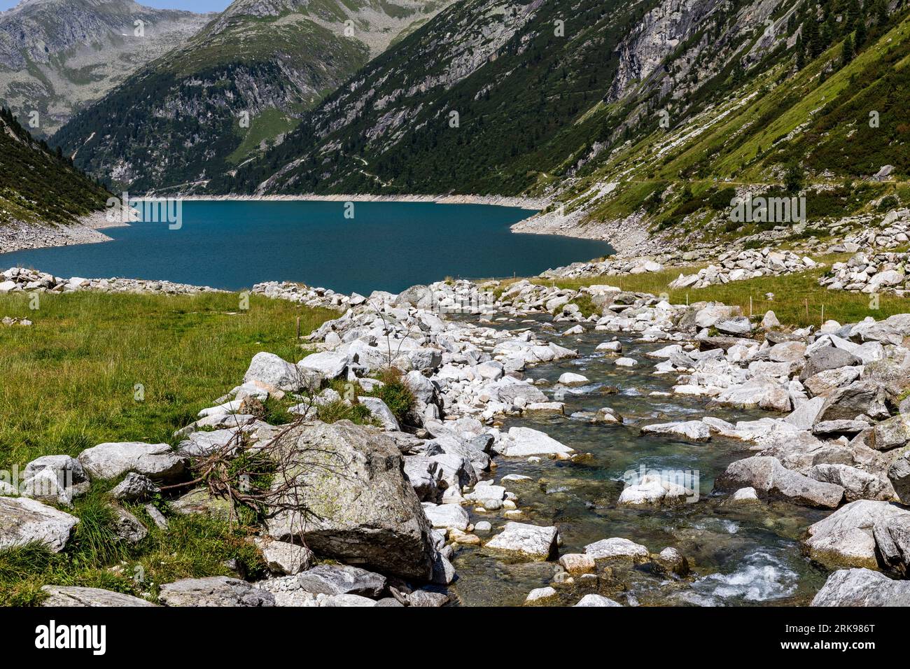 Brandberg, Österreich. August 2023. Der Ziller mündet in den etwa 140 Quadratmeter großen Zillergrund. Der Ziller verdankt seinen Namen dem österreichischen Zillertal in Tirol. Quelle: Frank Hammerschmidt//Frank Hammerschmidt/dpa/Alamy Live News Stockfoto