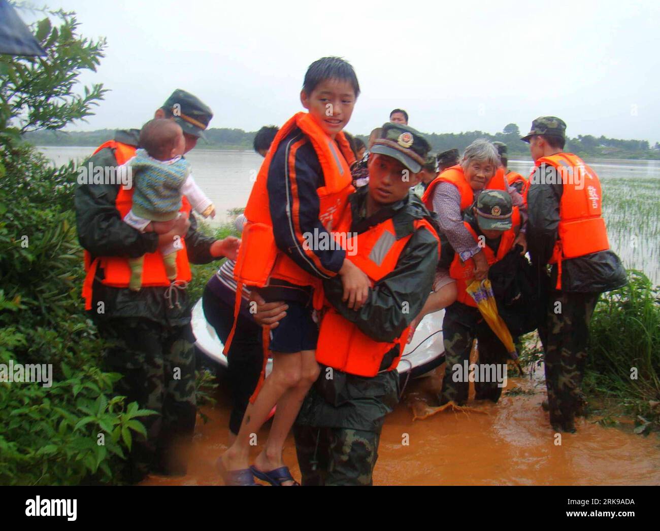 Bildnummer: 54157976 Datum: 20.06.2010 Copyright: imago/Xinhua YUJIANG, 21. Juni 2010 (Xinhua) -- eine Truppe bewaffneter Polizisten aus der Abteilung Nr. 1 des Jiangxi Provinzkorps der chinesischen Volkspolizei führt die Mission aus, die von Überschwemmungen betroffenen Dorfbewohner bei ihrer präventiven Rettungsaktion gegen schwere Regenfälle in der Stadt Pingding, Kreis Yujiang, auf den Sicherheitsgurt zu bringen. Provinz Jiangxi in ostchina, 20. Juni 2010. Schwere Überschwemmungen und Wasserstämme im zentralen und nördlichen Jiangxi nach starken Regengüssen und sintflutartigen Regenfällen, die die Are kontinuierlich durchschlagen Stockfoto