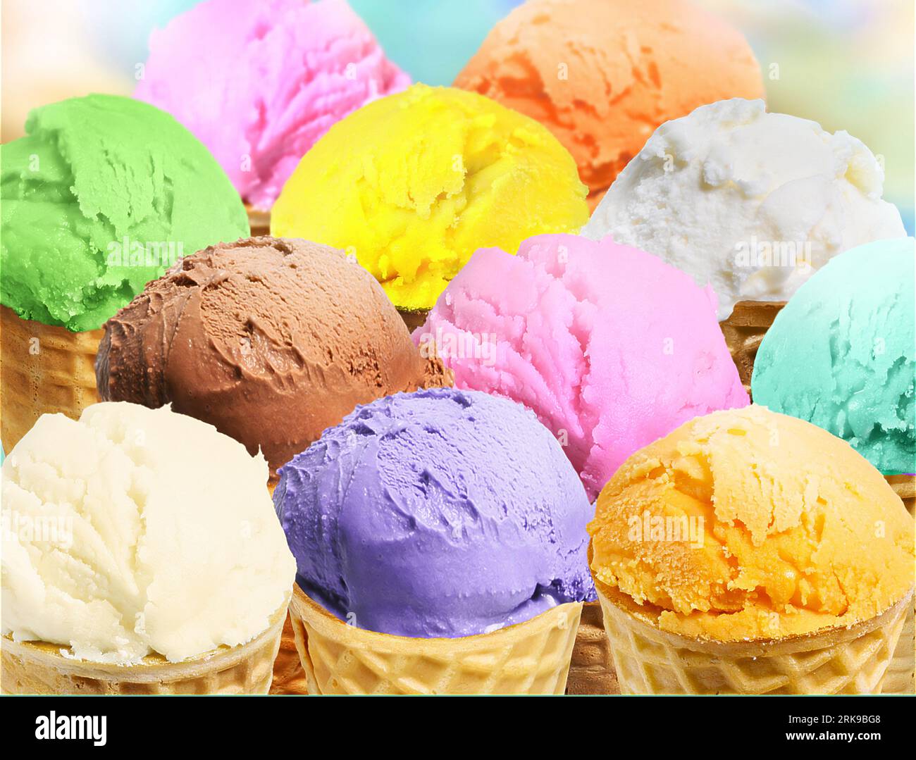 Verschiedene Eissorten in Waffelkonen Stockfoto