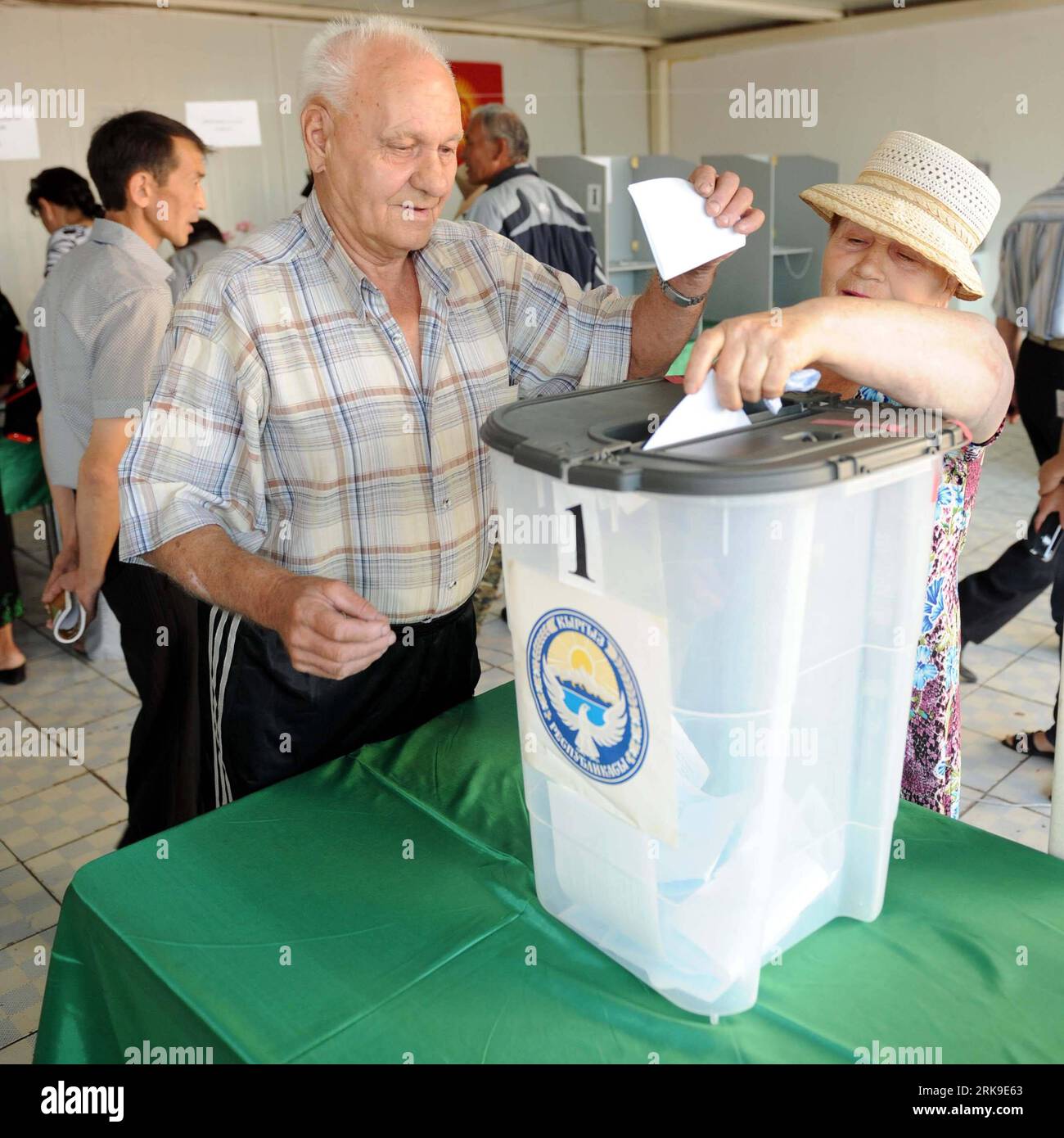Bildnummer: 54179828 Datum: 27.06.2010 Copyright: imago/Xinhua (100627) -- BISHKEK, 27. Juni 2010 (Xinhua) -- versammeln sich am 27. Juni 2010 in einer Wahlstation, um ihre Stimmzettel in Bischkek, der Hauptstadt Kirgisistans, abzugeben. Die kirgisischen Wähler begannen am Sonntag, in rund 2.300 Wahllokalen im ganzen Land Stimmzettel abzugeben, um über das Schicksal einer neuen Verfassung zu entscheiden, die eine parlamentarische Demokratie in Kirgisistan schaffen würde. (Xinhua/Sadat) (zhs) (4)KIRGISISTAN-POLITIK-VERFASSUNGSREFERENDUM PUBLICATIONxNOTxINxCHN Politik Wahlen kbdig xkg 2010 quadrat o0 Verfassung, Verfassungsänderung, parlamentarische Stockfoto