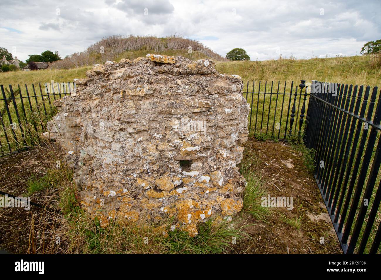 Der einzige verbliebene Mauerwerksblock auf dem Gelände von Fotheringhay Castle, der 1628 abgerissen wurde. Die historische Burg war Teil von zwei wichtigen Momenten der englischen Geschichte. König Richard III. Wurde im Oktober 1452 in Fotheringhay geboren. Mary Queen of Scots wurde im Februar 1587 in Fotheringhay gefangen gehalten und hingerichtet. Die restlichen Steine liegen am Fluss Nene im County of Northamptonshire. Stockfoto