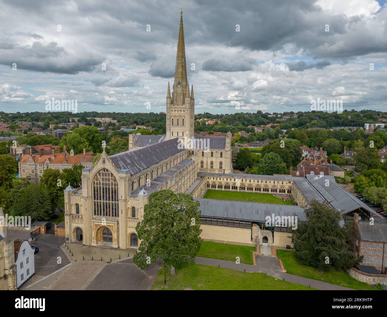 Stadtzentrum von Norwich, Großbritannien. Blick aus der Vogelperspektive auf das Stadtzentrum und die berühmte Kathedrale. Norwich in East Anglia Stockfoto