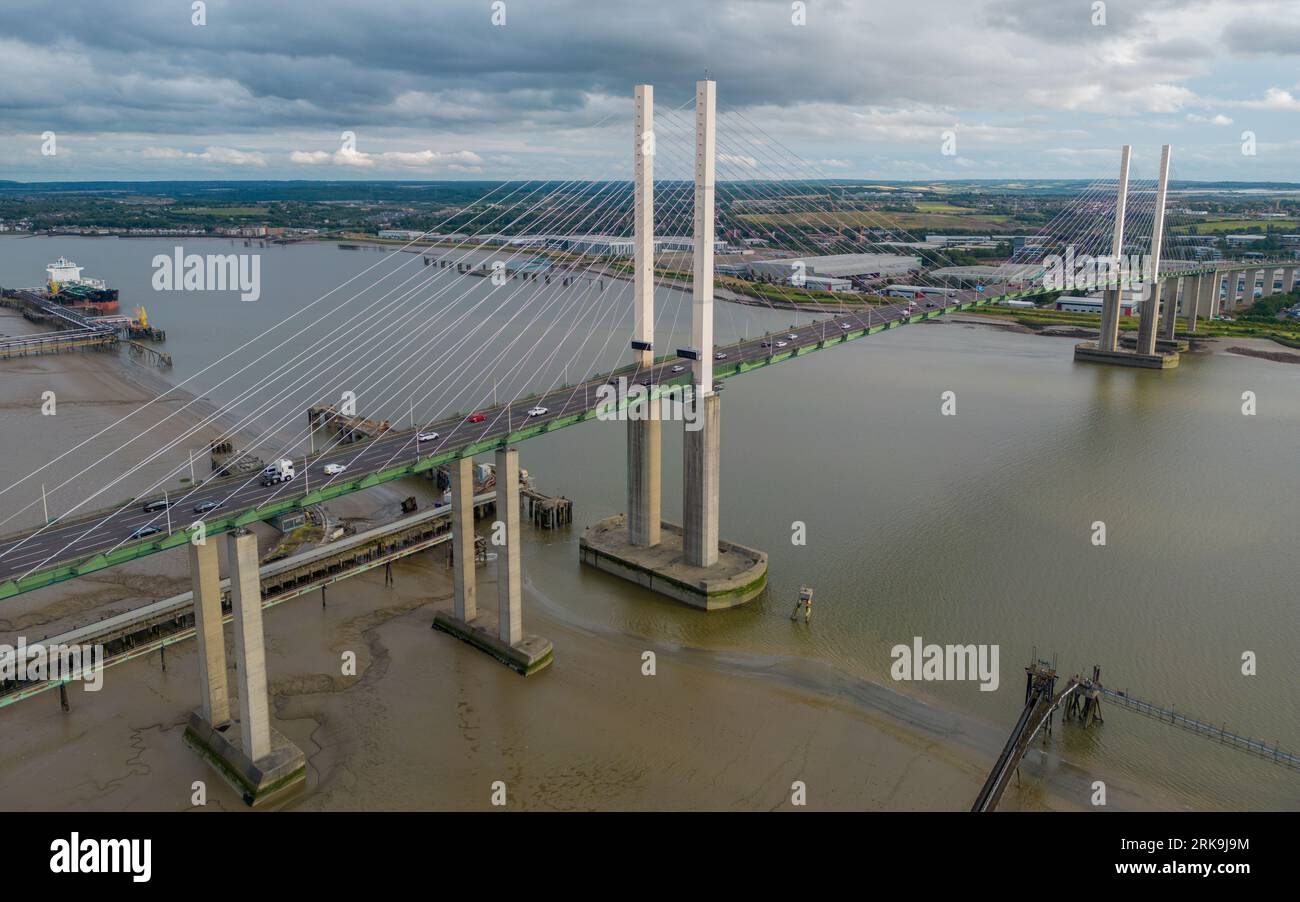 Dartford Crossing aus der Vogelperspektive über die Themse und die Autobahn M25. Verkehrsverbindungen in südengland. Stockfoto