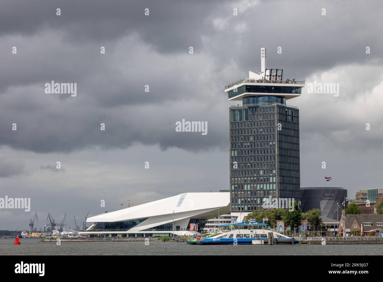 A’DAM-Turm mit Blick auf das IJ-Ufer in Amsterdam, Niederlande, ein modernes Wahrzeichen mit Aussichtsplattform und Dachschaukel. Stockfoto