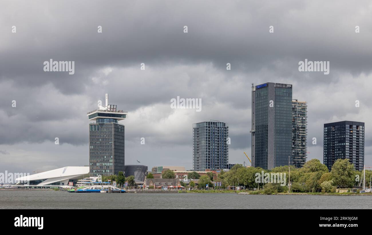 A’DAM-Turm mit Blick auf das IJ-Ufer in Amsterdam, Niederlande, ein modernes Wahrzeichen mit Aussichtsplattform und Dachschaukel. Stockfoto